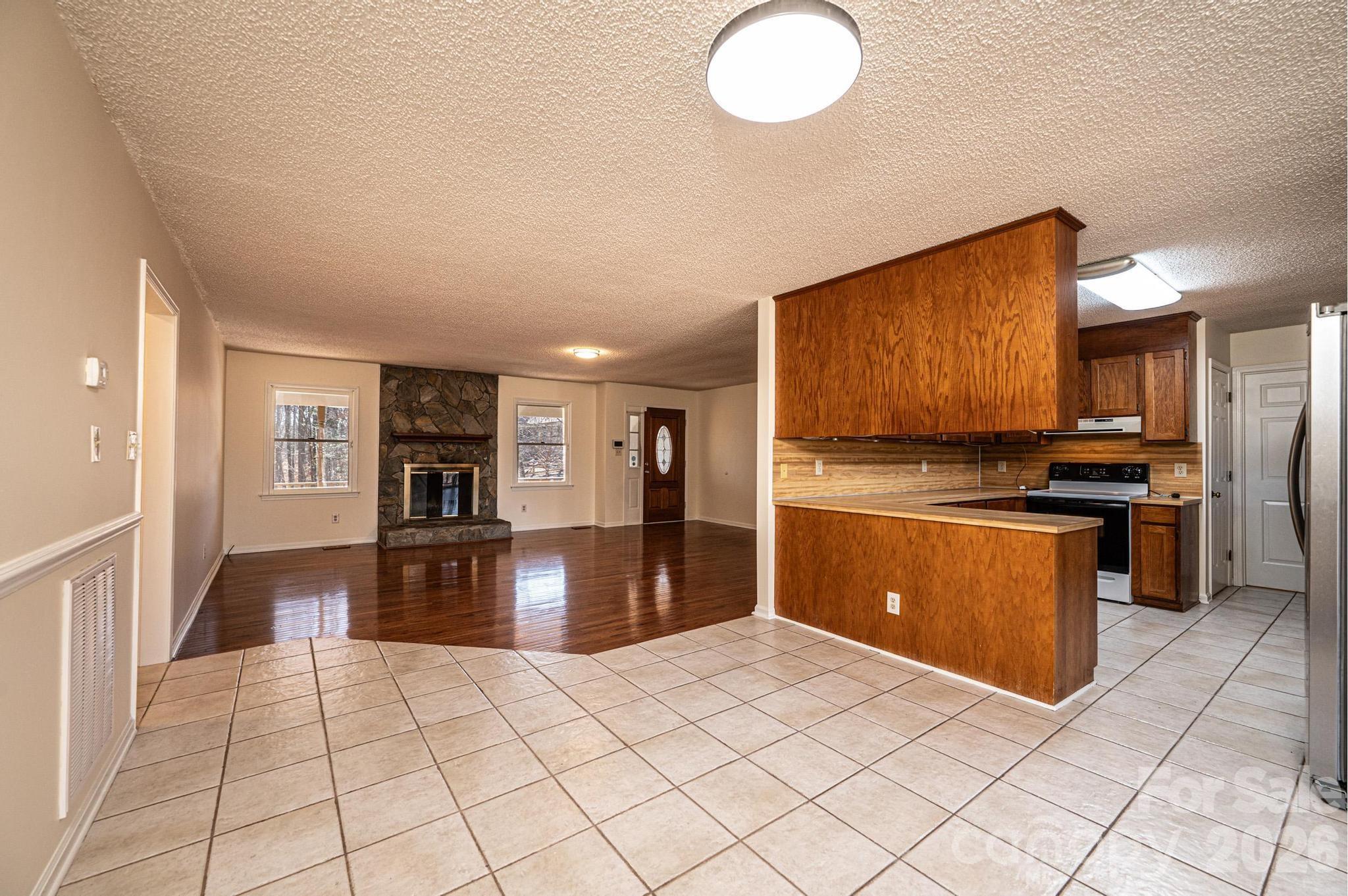 5284 Lisa Lane — Hickory