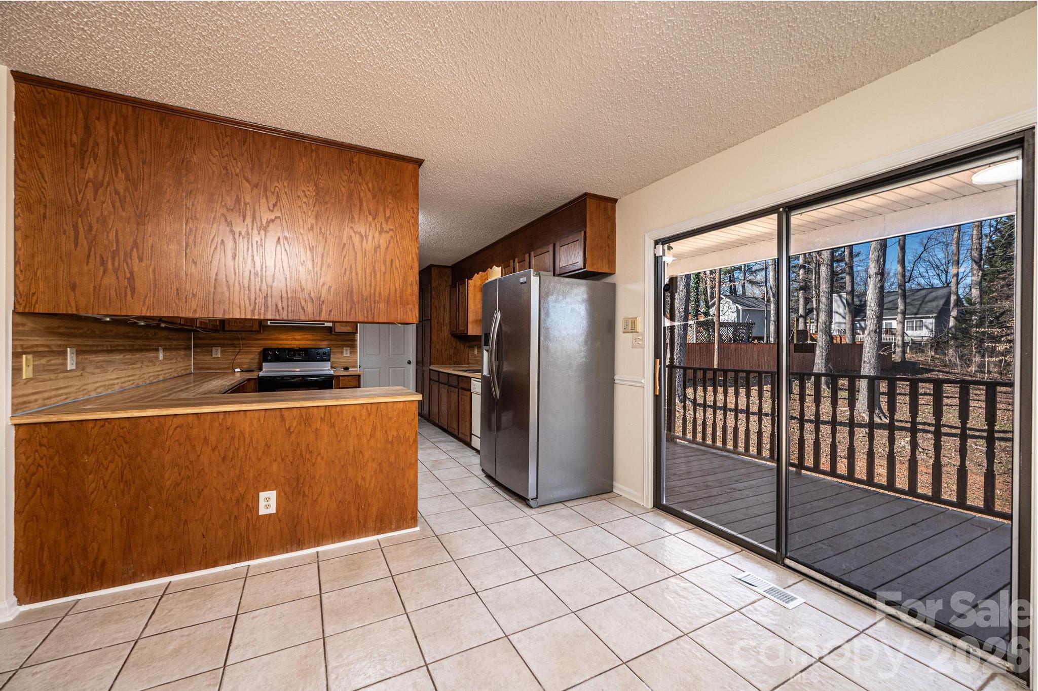 5284 Lisa Lane — Hickory