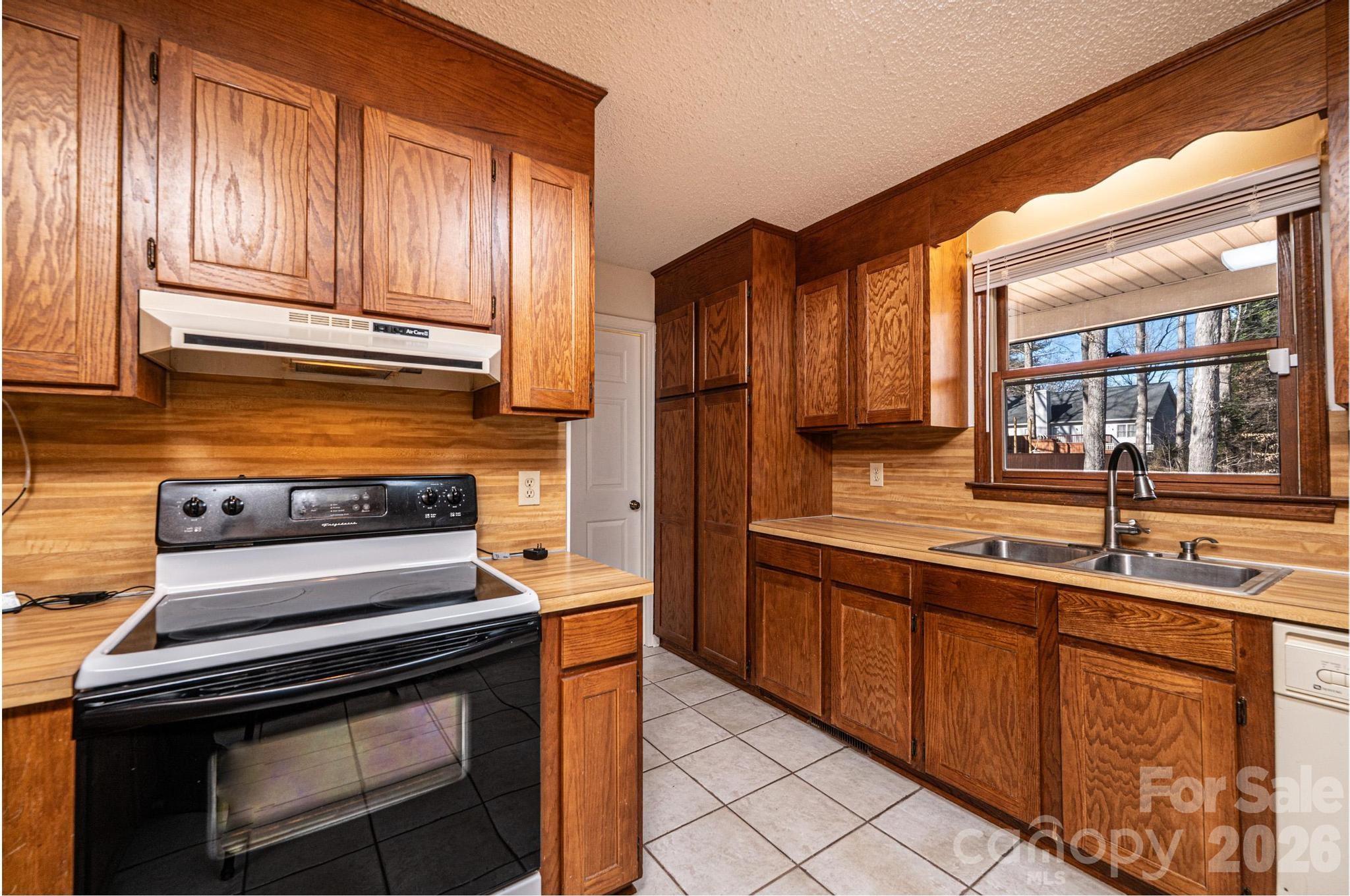 5284 Lisa Lane — Hickory