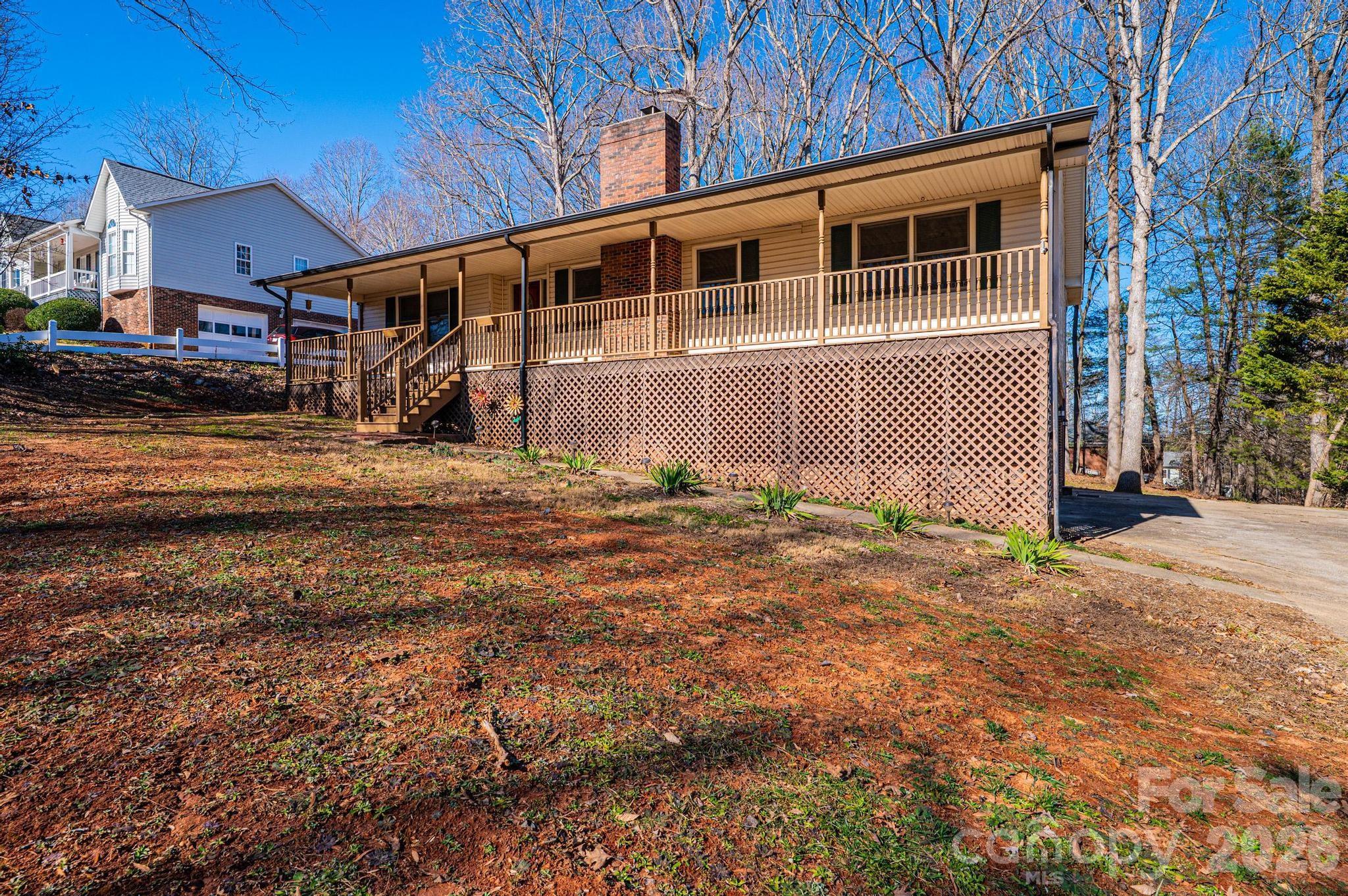5284 Lisa Lane — Hickory