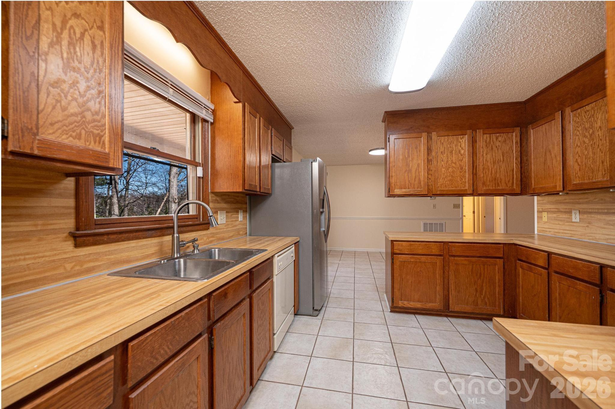 5284 Lisa Lane — Hickory