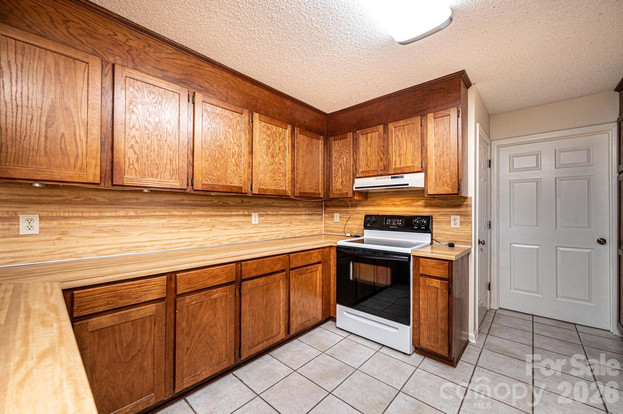 5284 Lisa Lane — Hickory