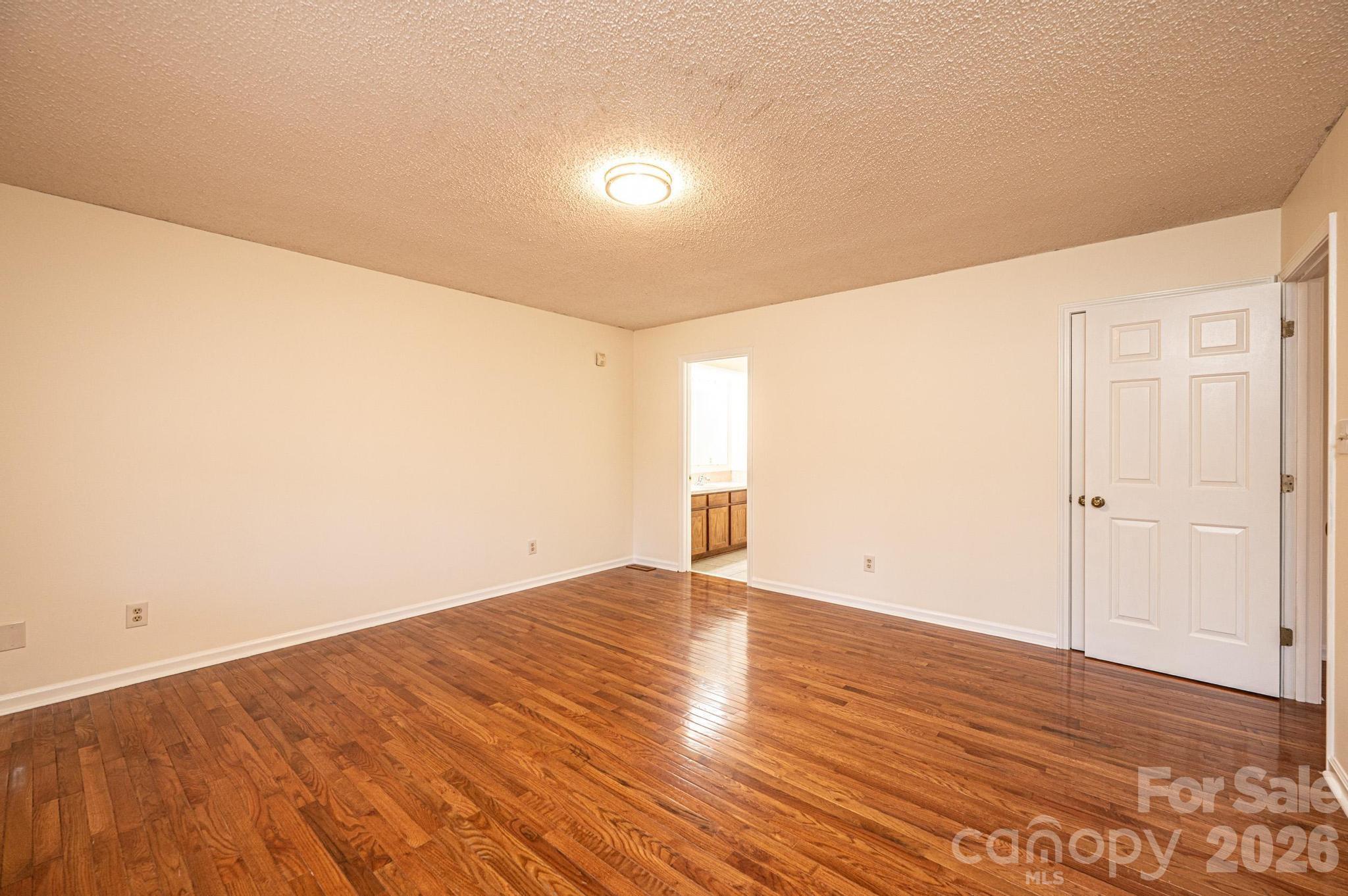 5284 Lisa Lane — Hickory