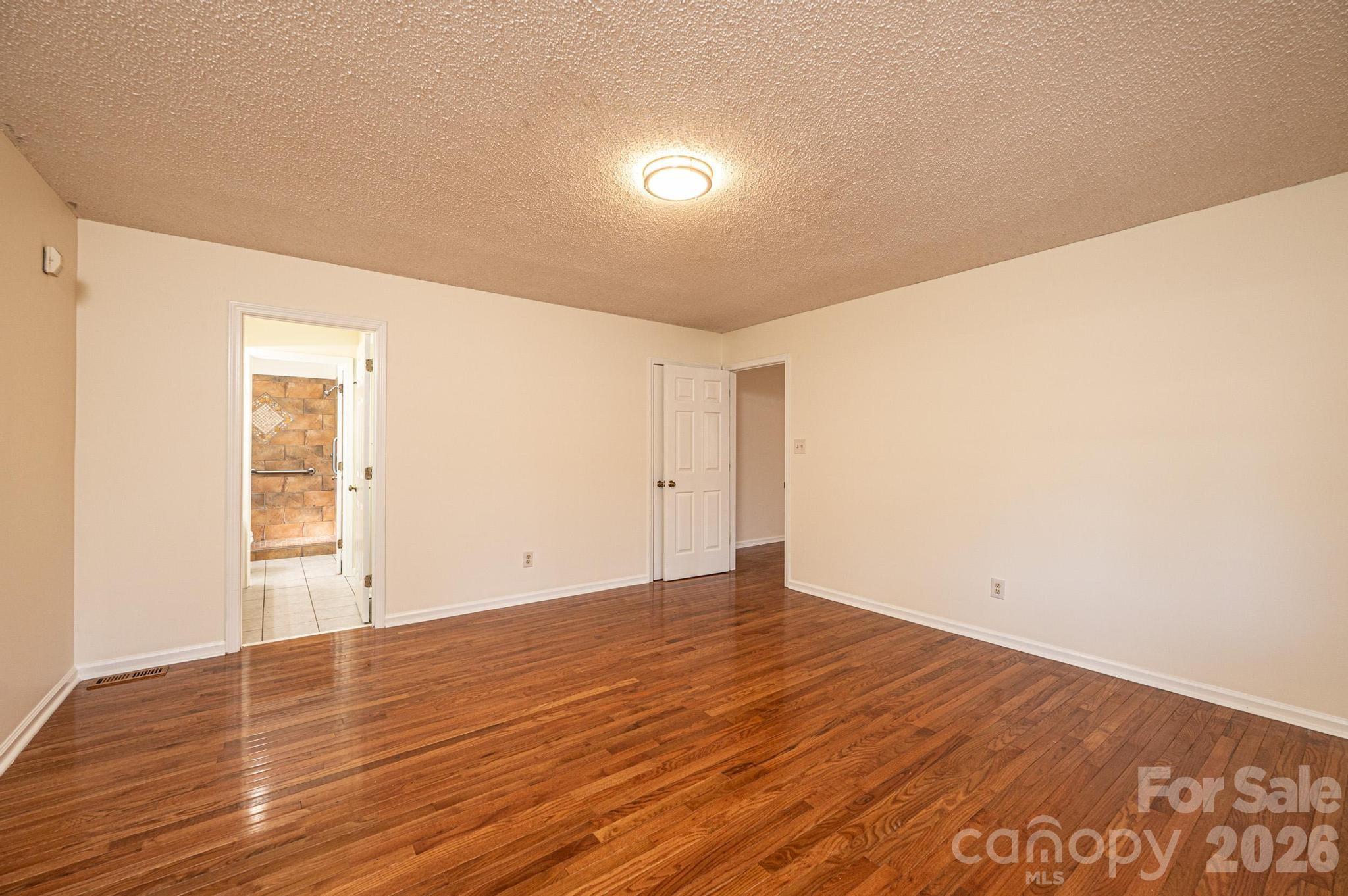 5284 Lisa Lane — Hickory
