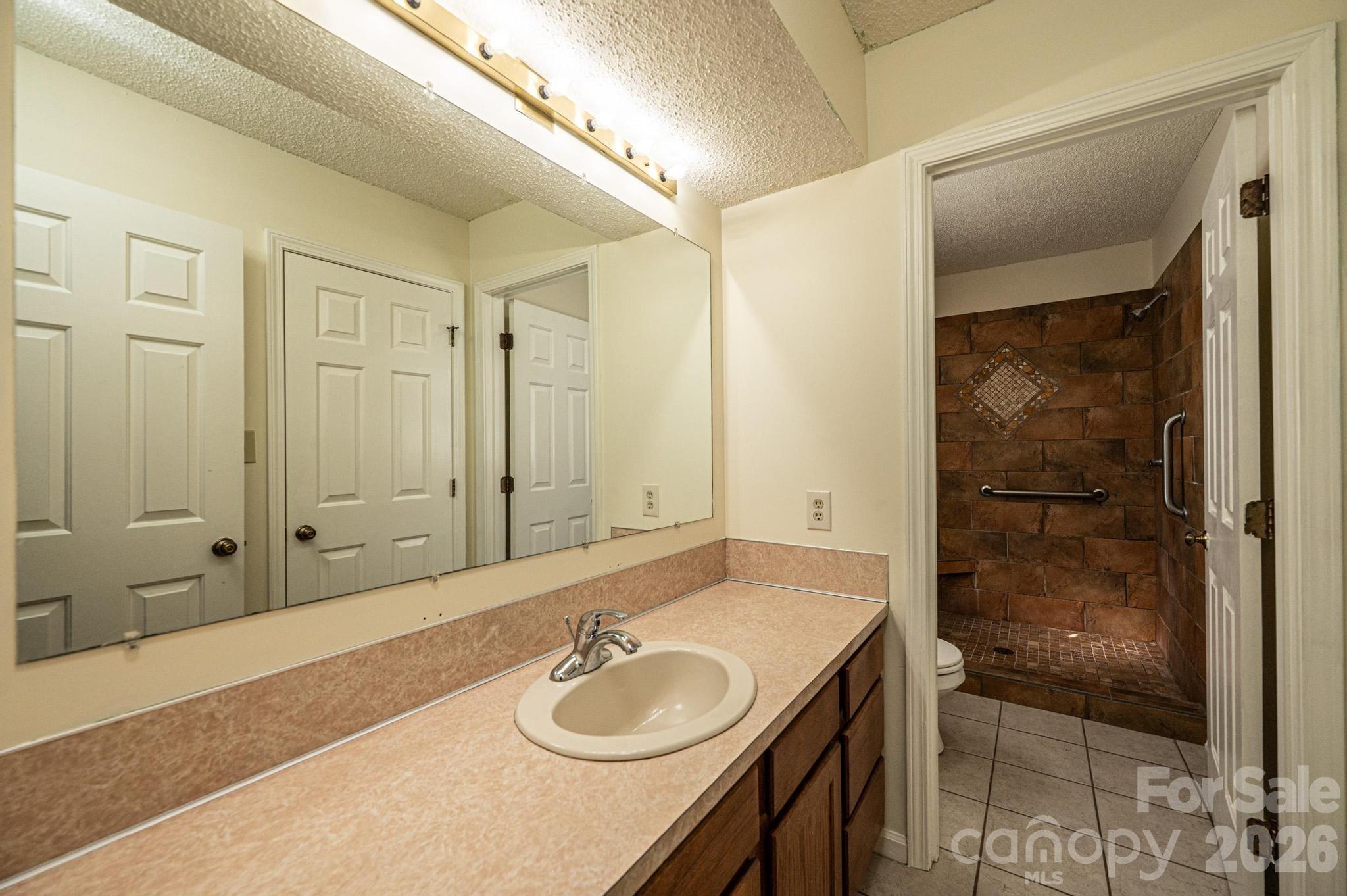 5284 Lisa Lane — Hickory