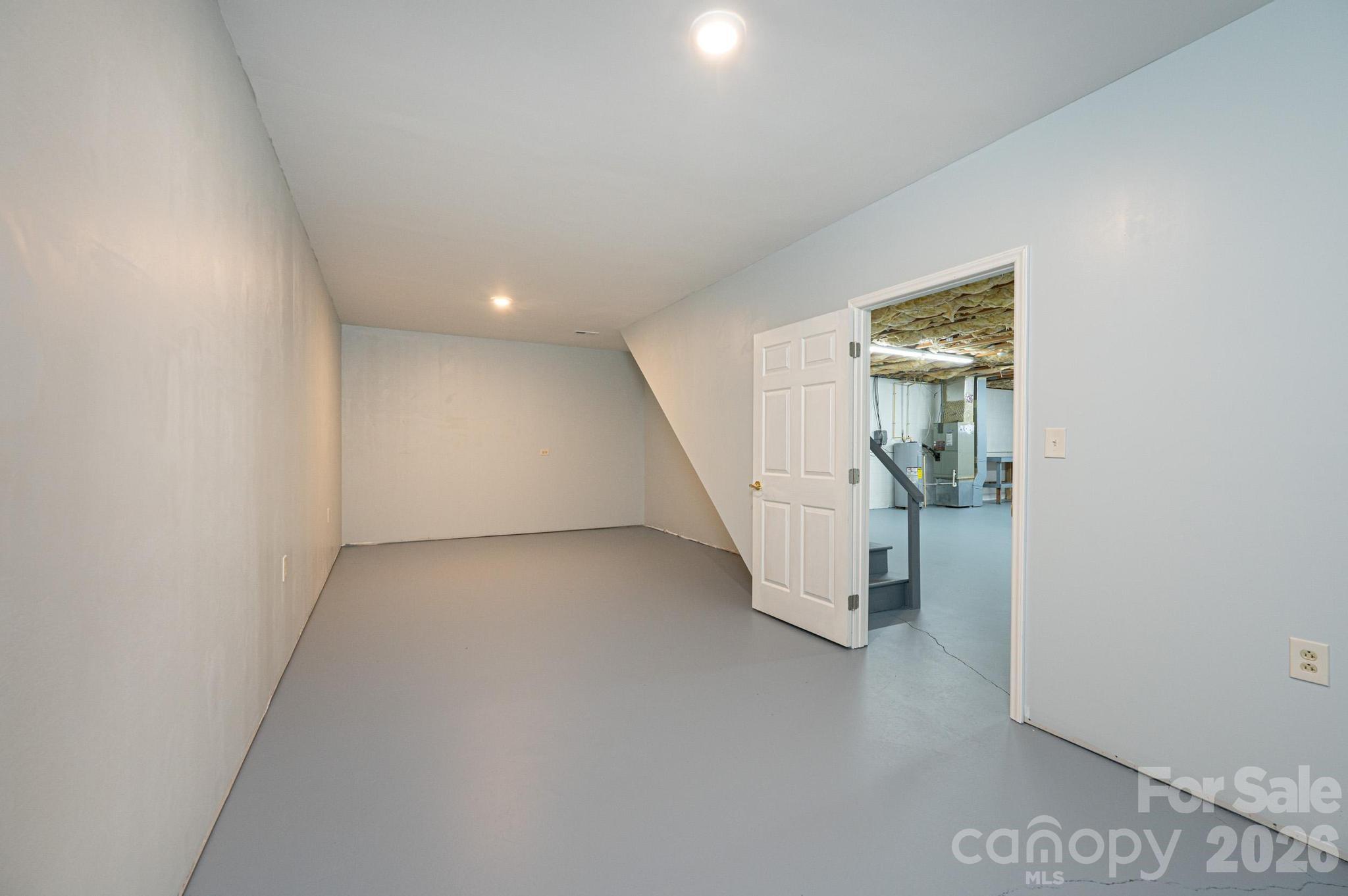 5284 Lisa Lane — Hickory