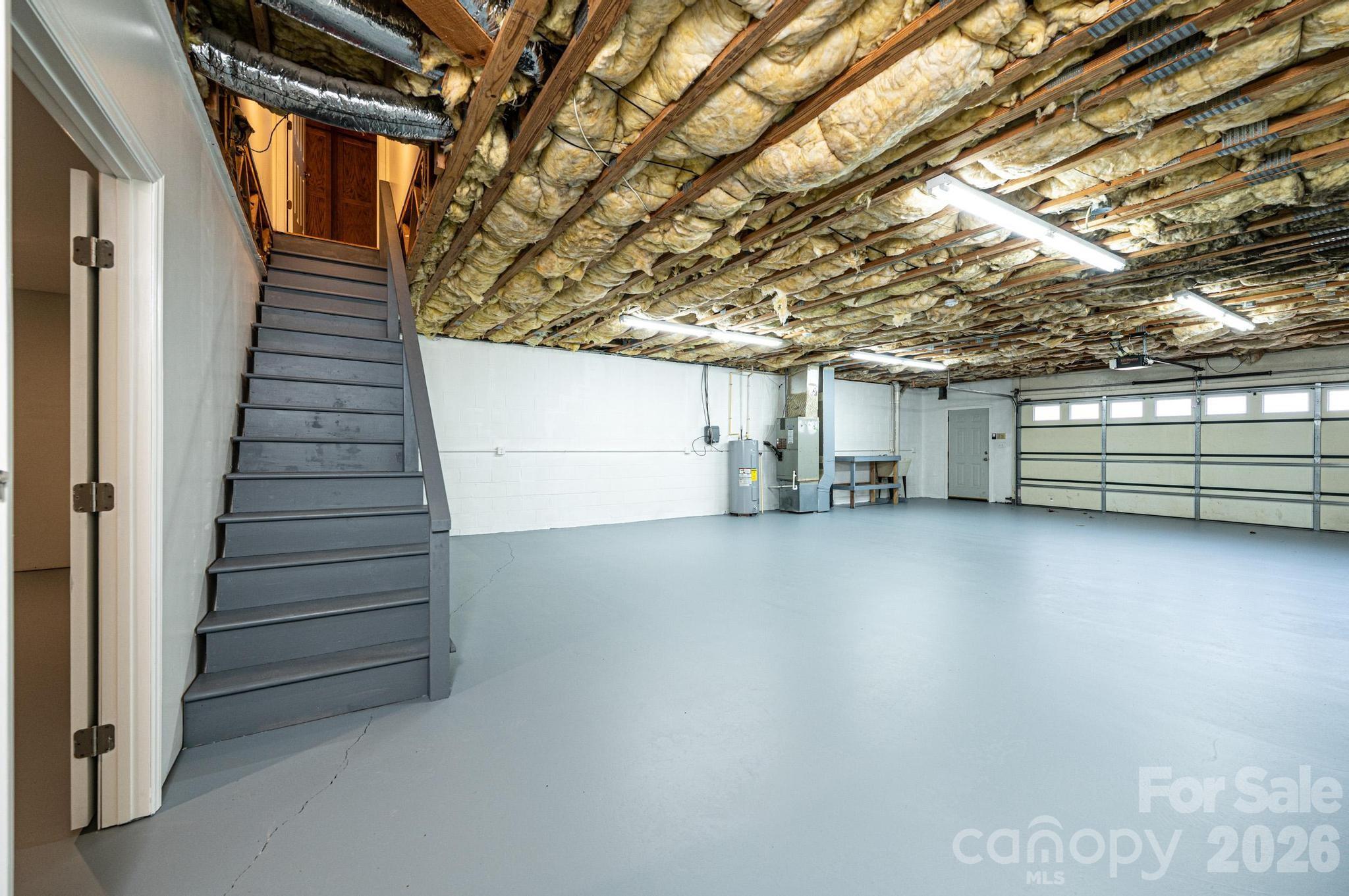 5284 Lisa Lane — Hickory