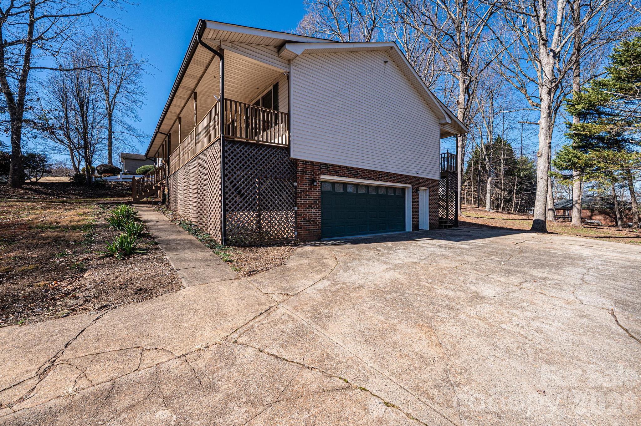 5284 Lisa Lane — Hickory
