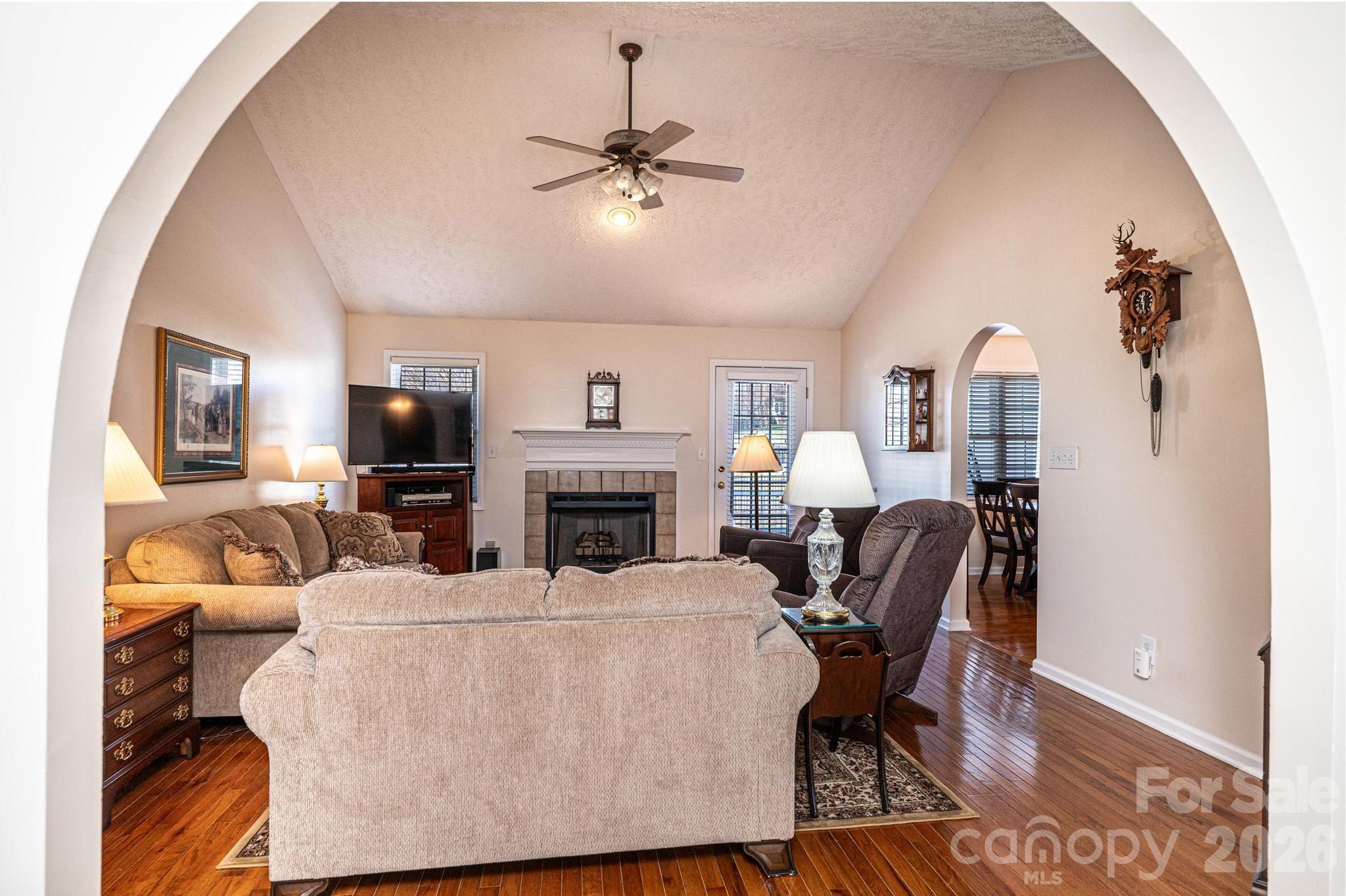 2576 Rolling Ridge Drive — Hickory