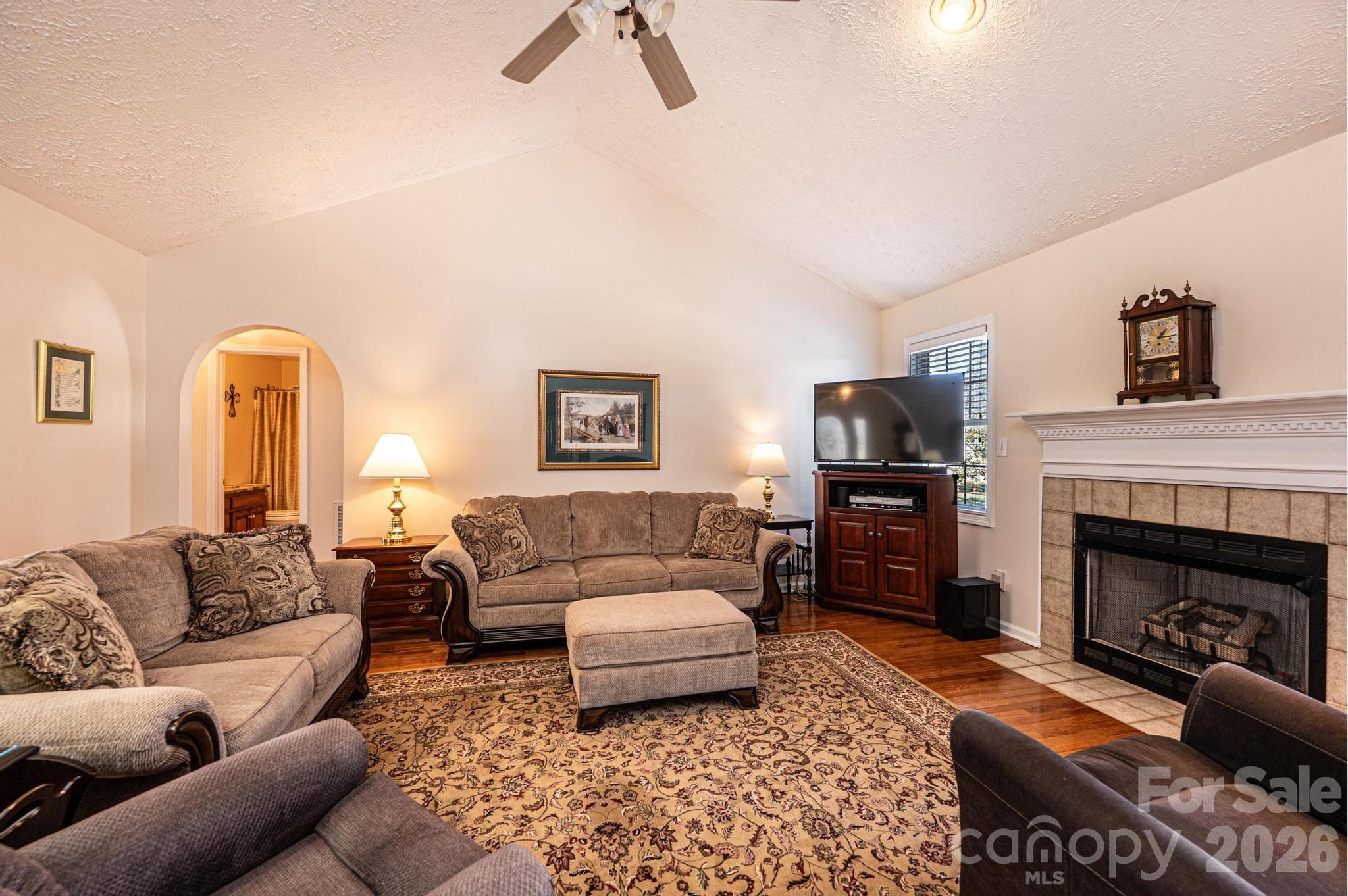 2576 Rolling Ridge Drive — Hickory