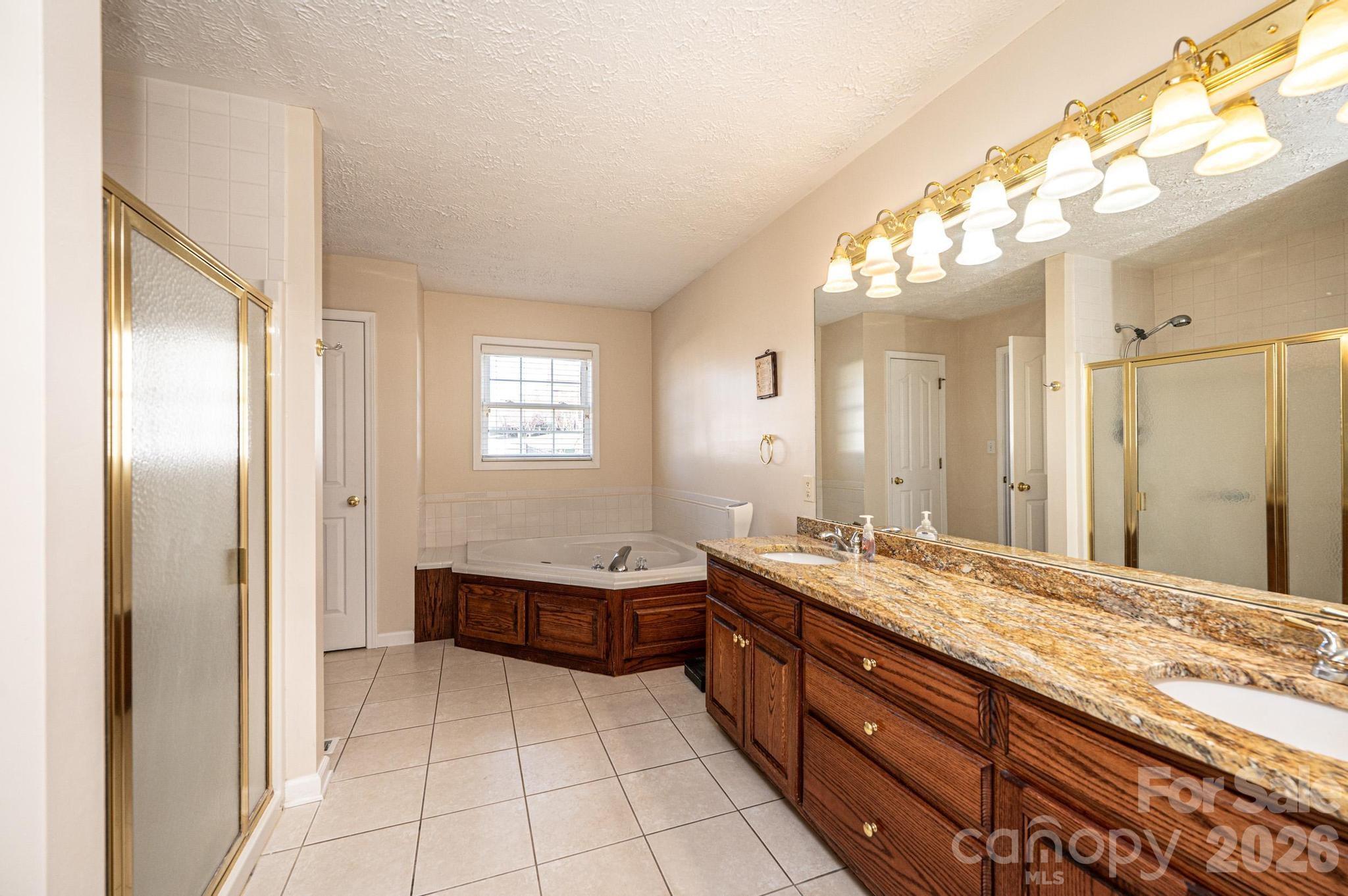 2576 Rolling Ridge Drive — Hickory