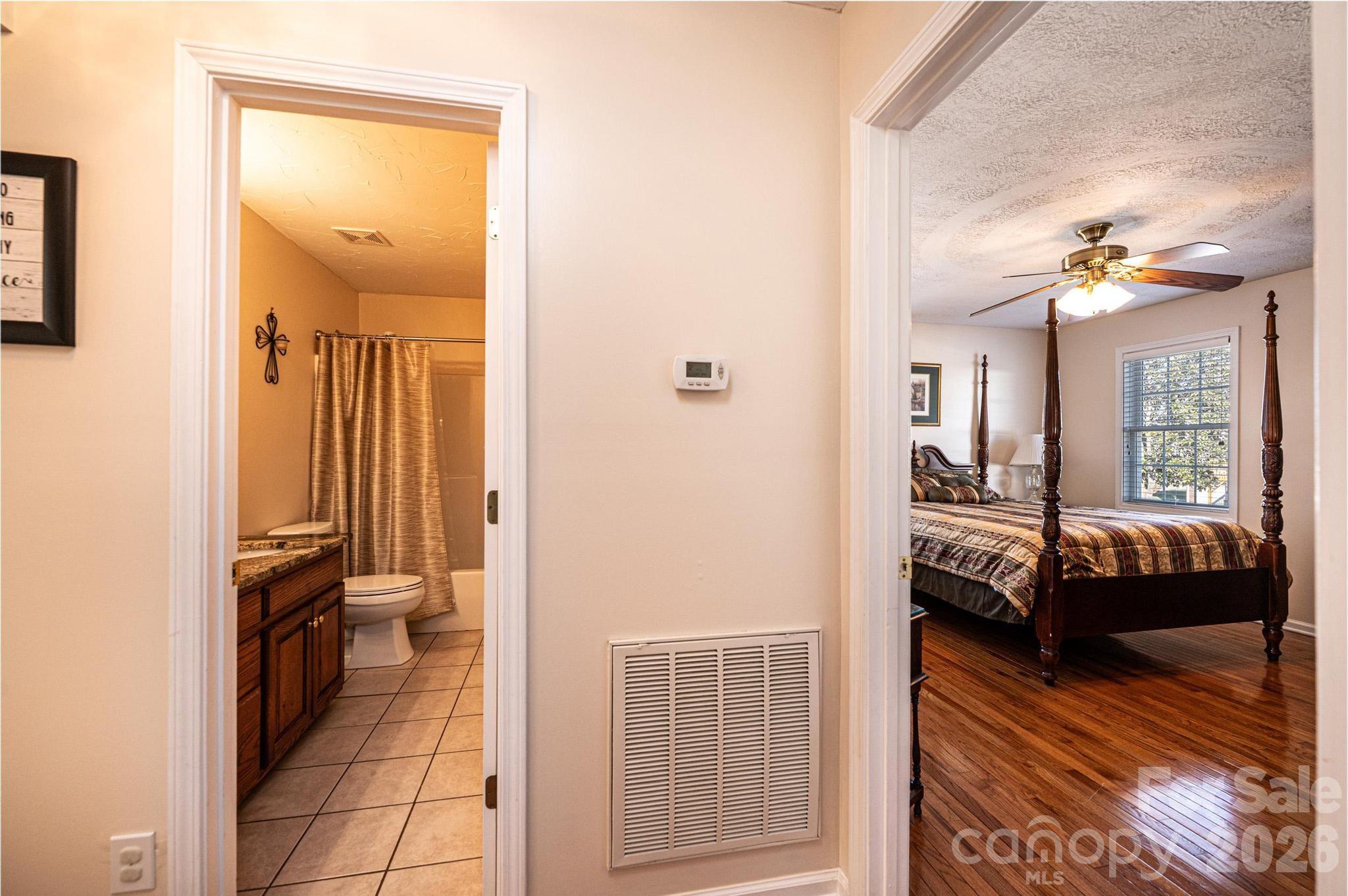 2576 Rolling Ridge Drive — Hickory