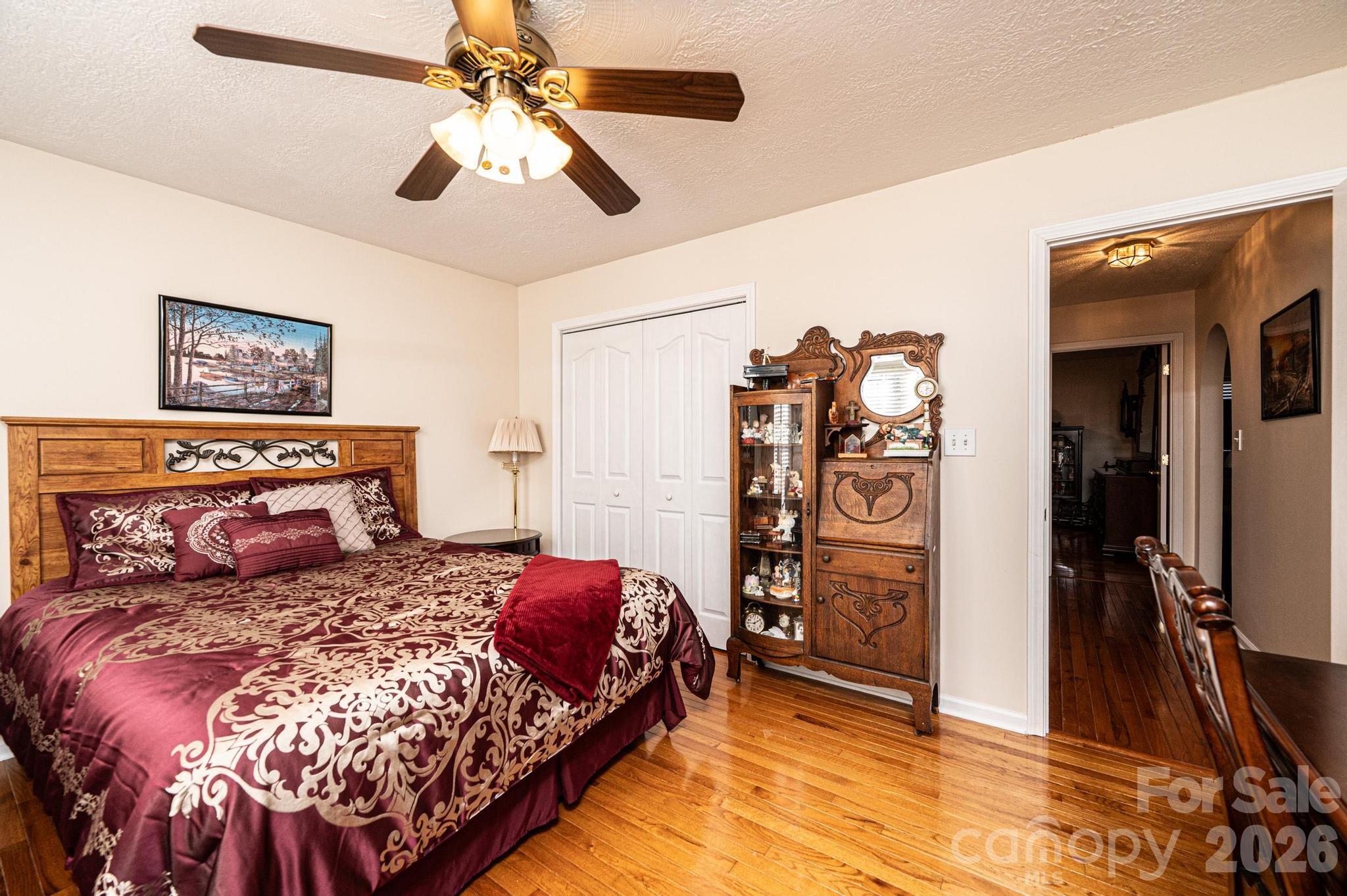 2576 Rolling Ridge Drive — Hickory