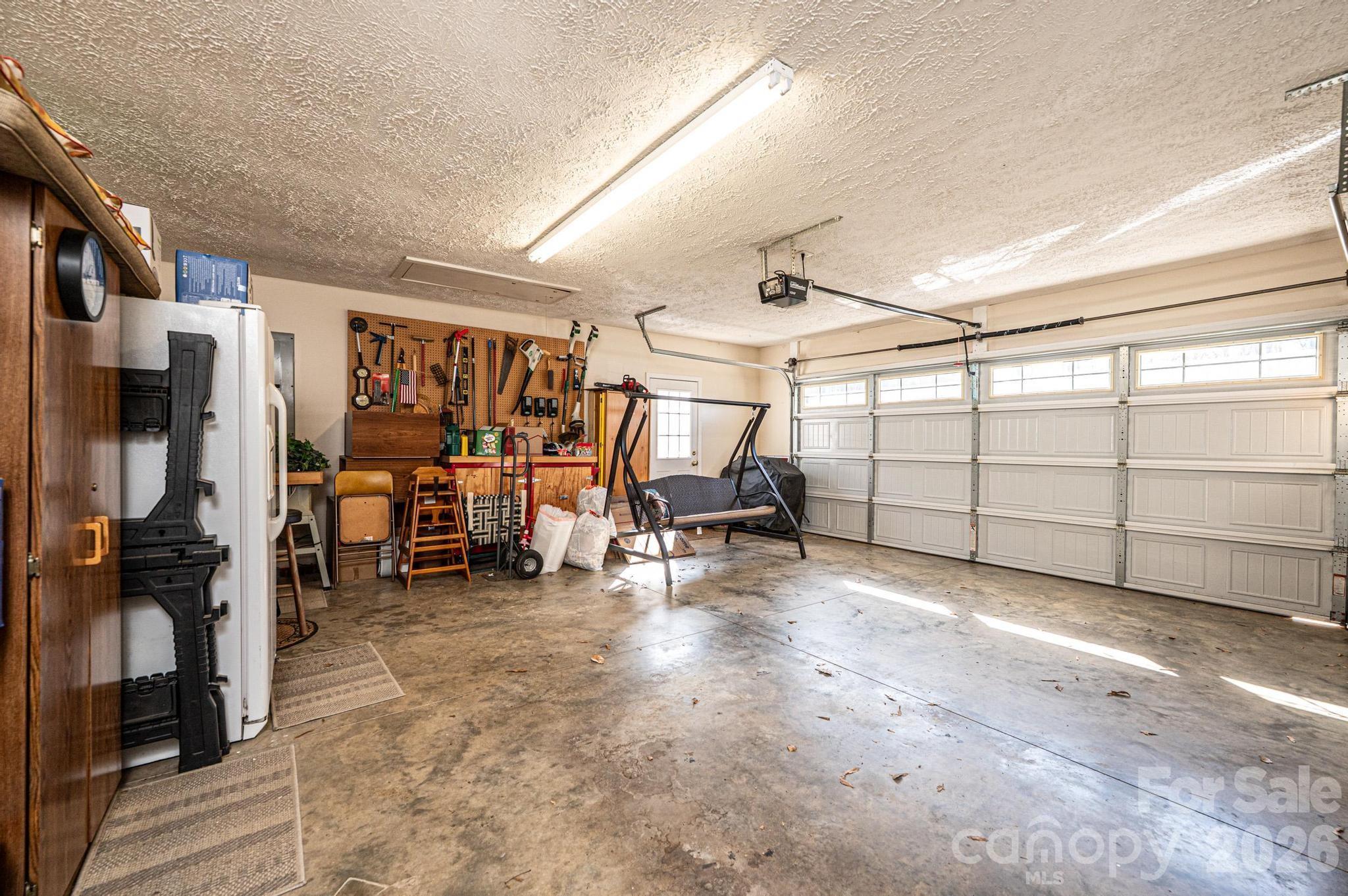 2576 Rolling Ridge Drive — Hickory