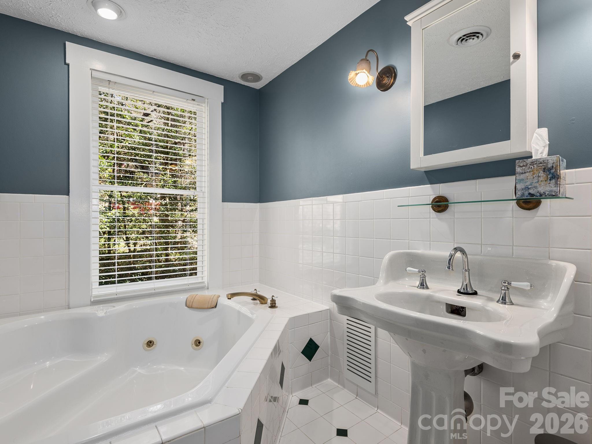 67 Cherokee Road — Asheville
