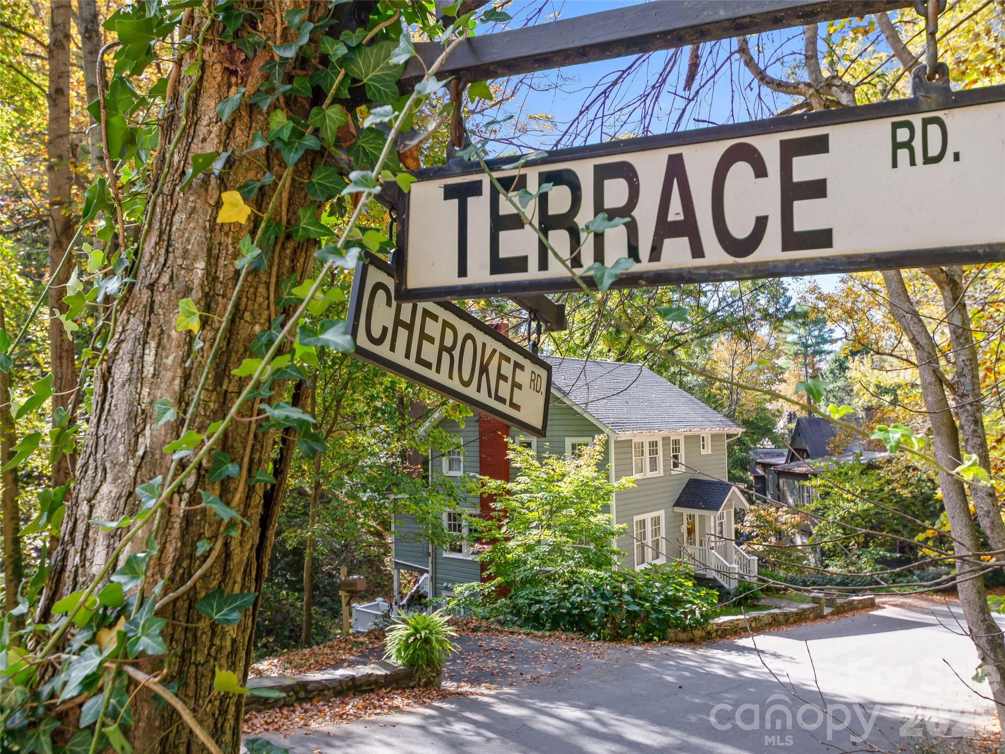67 Cherokee Road — Asheville