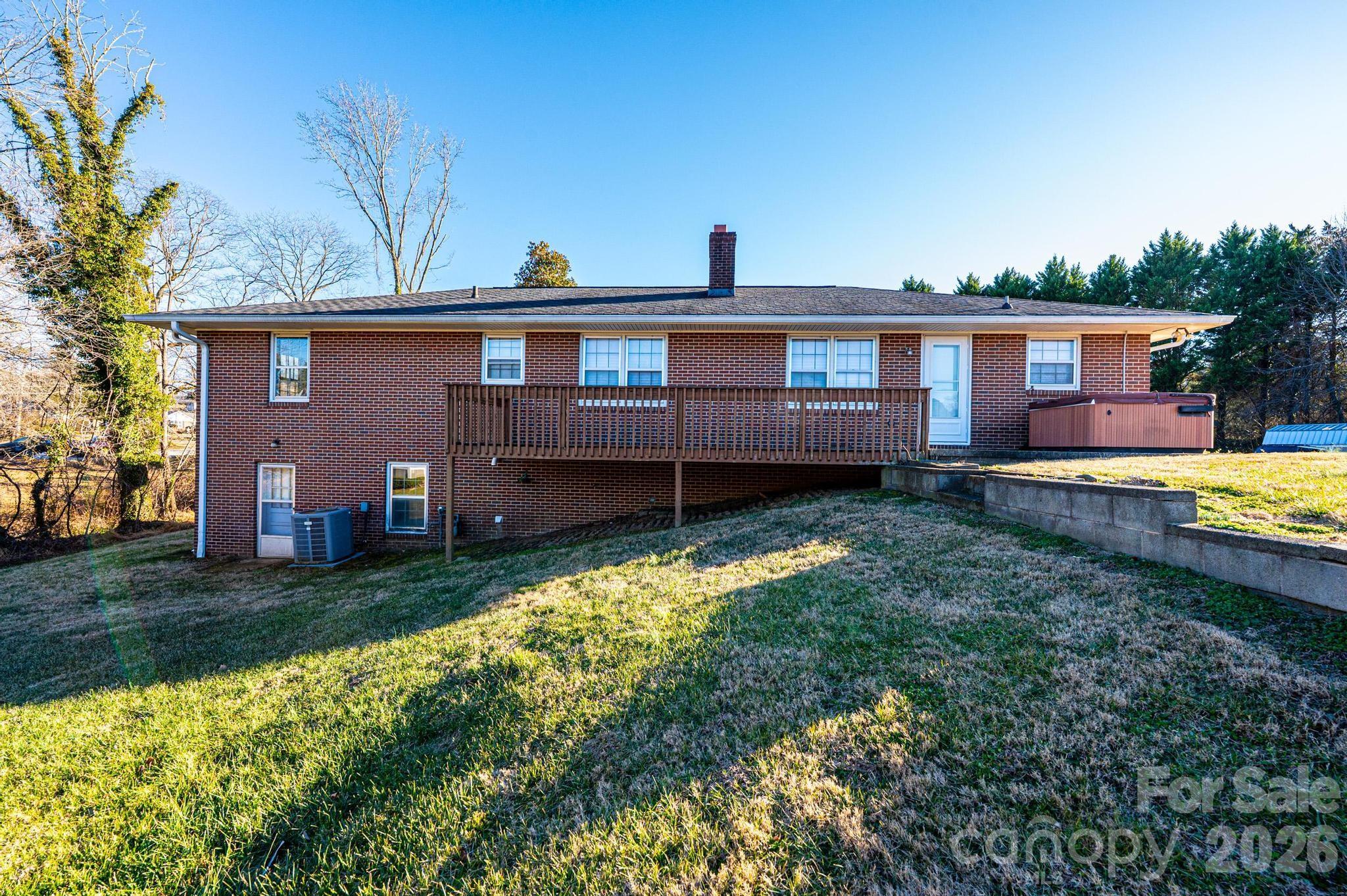 620 Diamondhead Drive NE — Lenoir