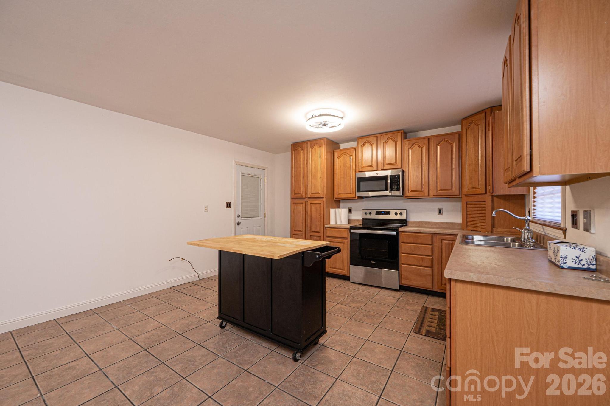 620 Diamondhead Drive NE — Lenoir