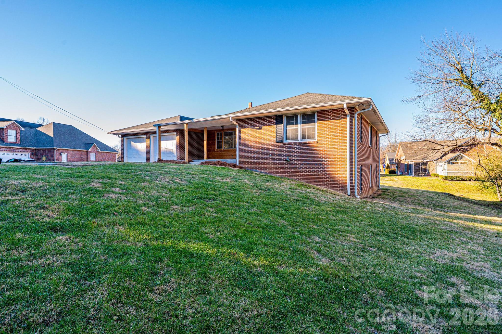 620 Diamondhead Drive NE — Lenoir