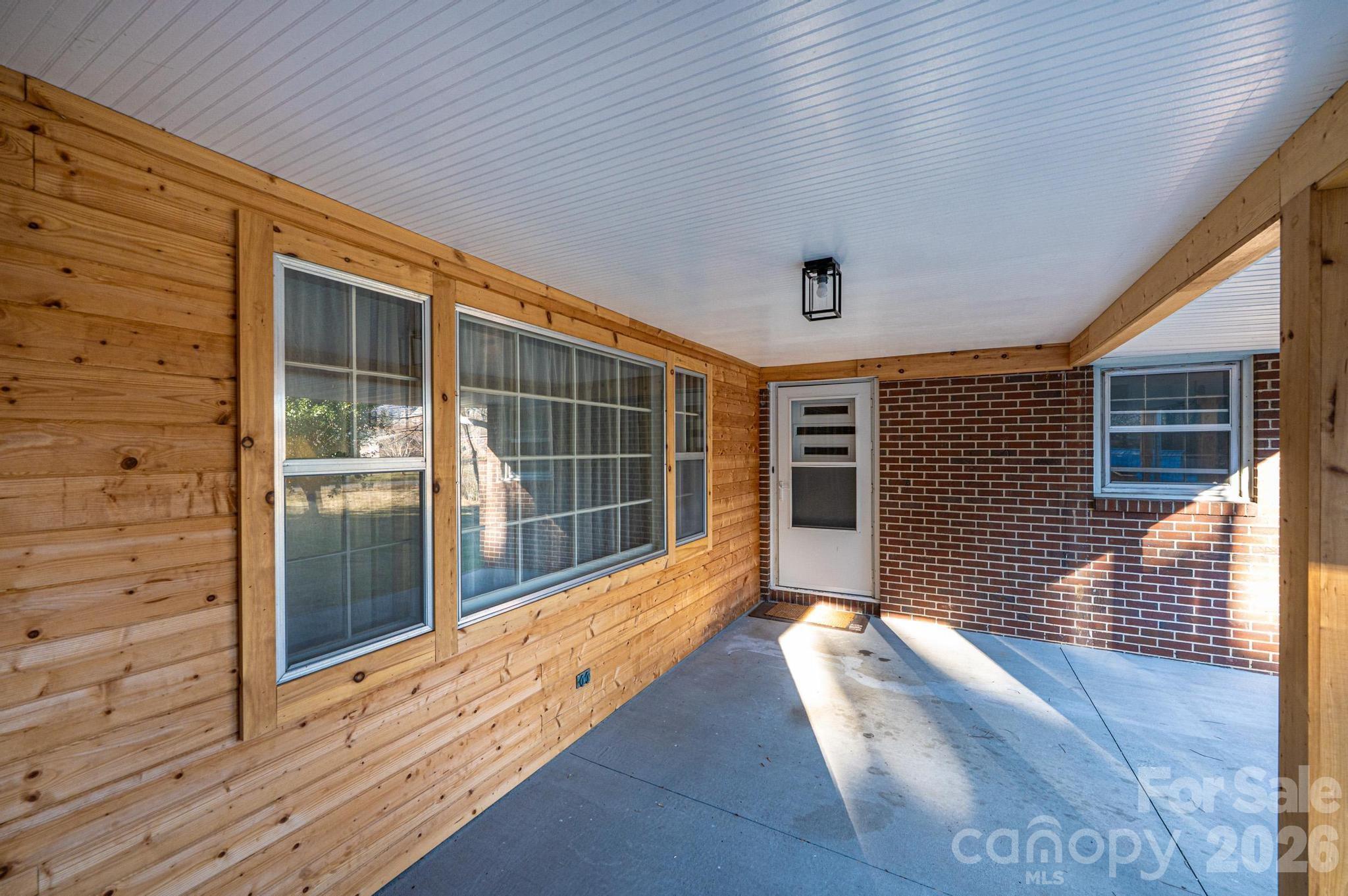 620 Diamondhead Drive NE — Lenoir