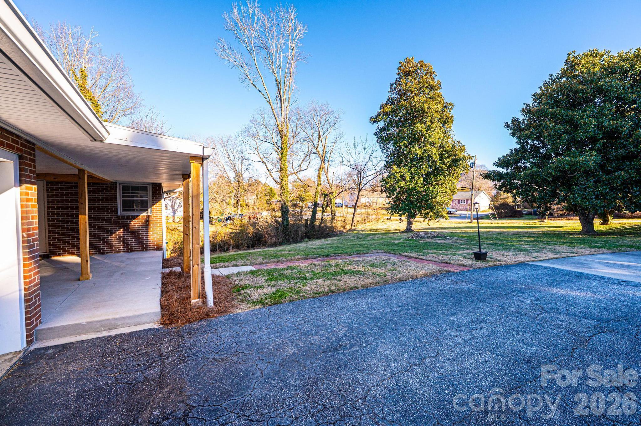 620 Diamondhead Drive NE — Lenoir