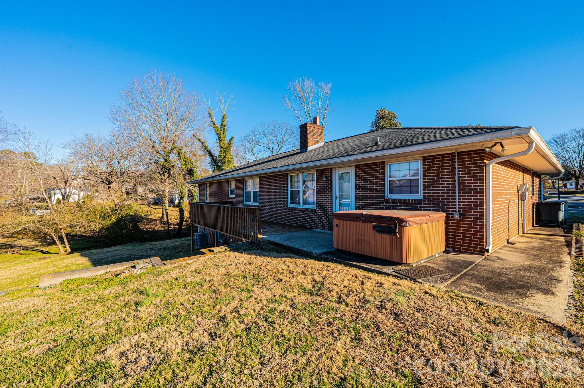 620 Diamondhead Drive NE — Lenoir