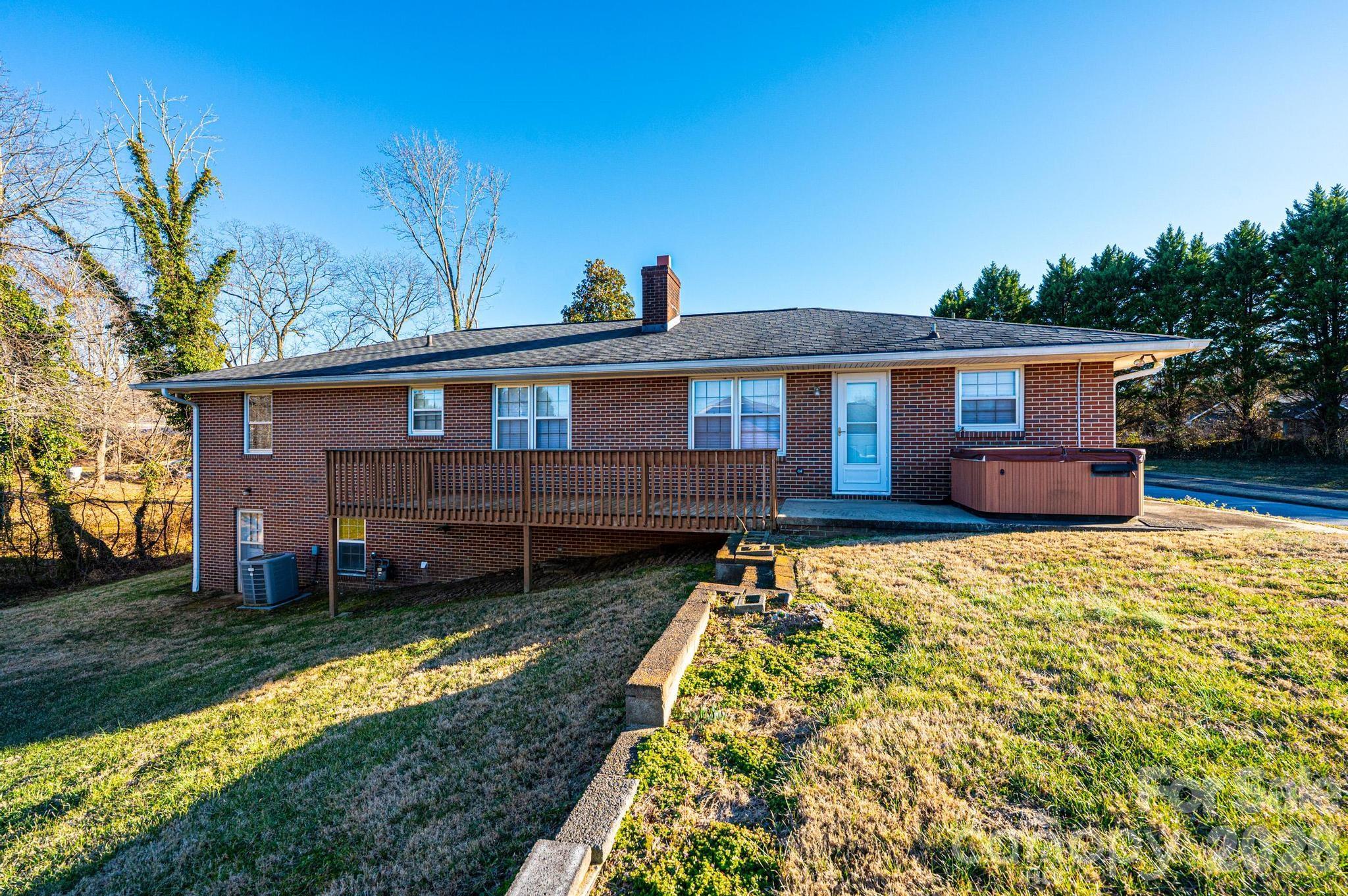 620 Diamondhead Drive NE — Lenoir