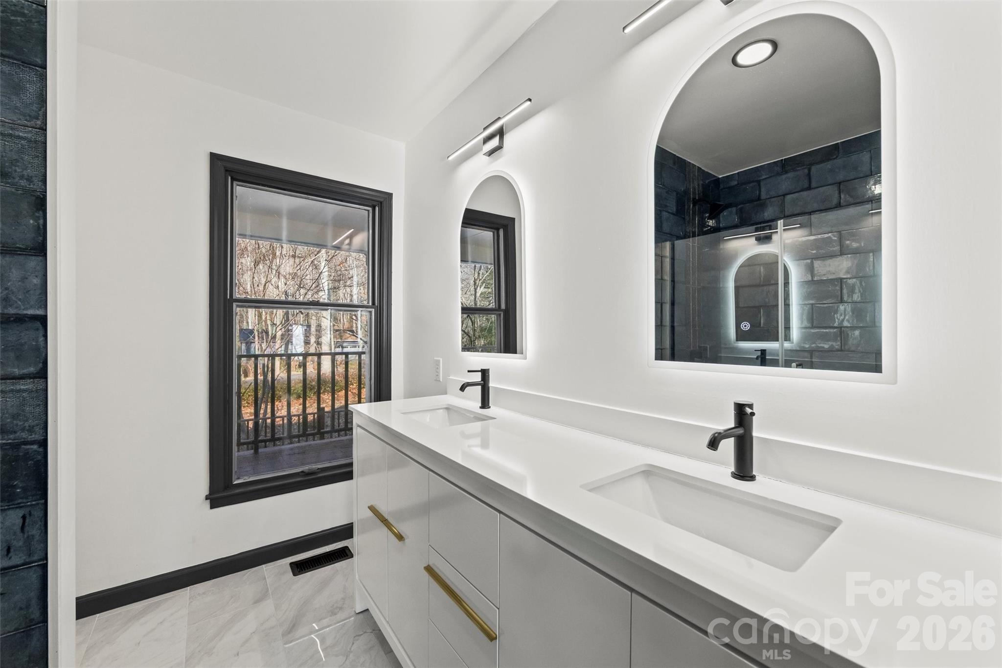 8 Indian Ridge Road — Asheville