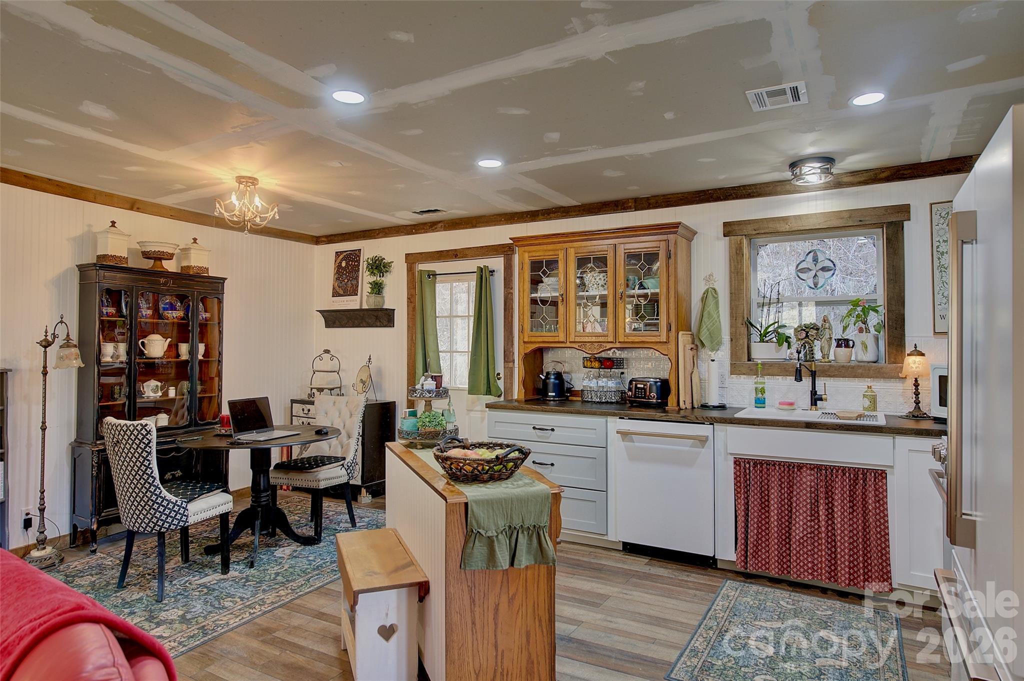 1029 Jacks Creek Road — Burnsville