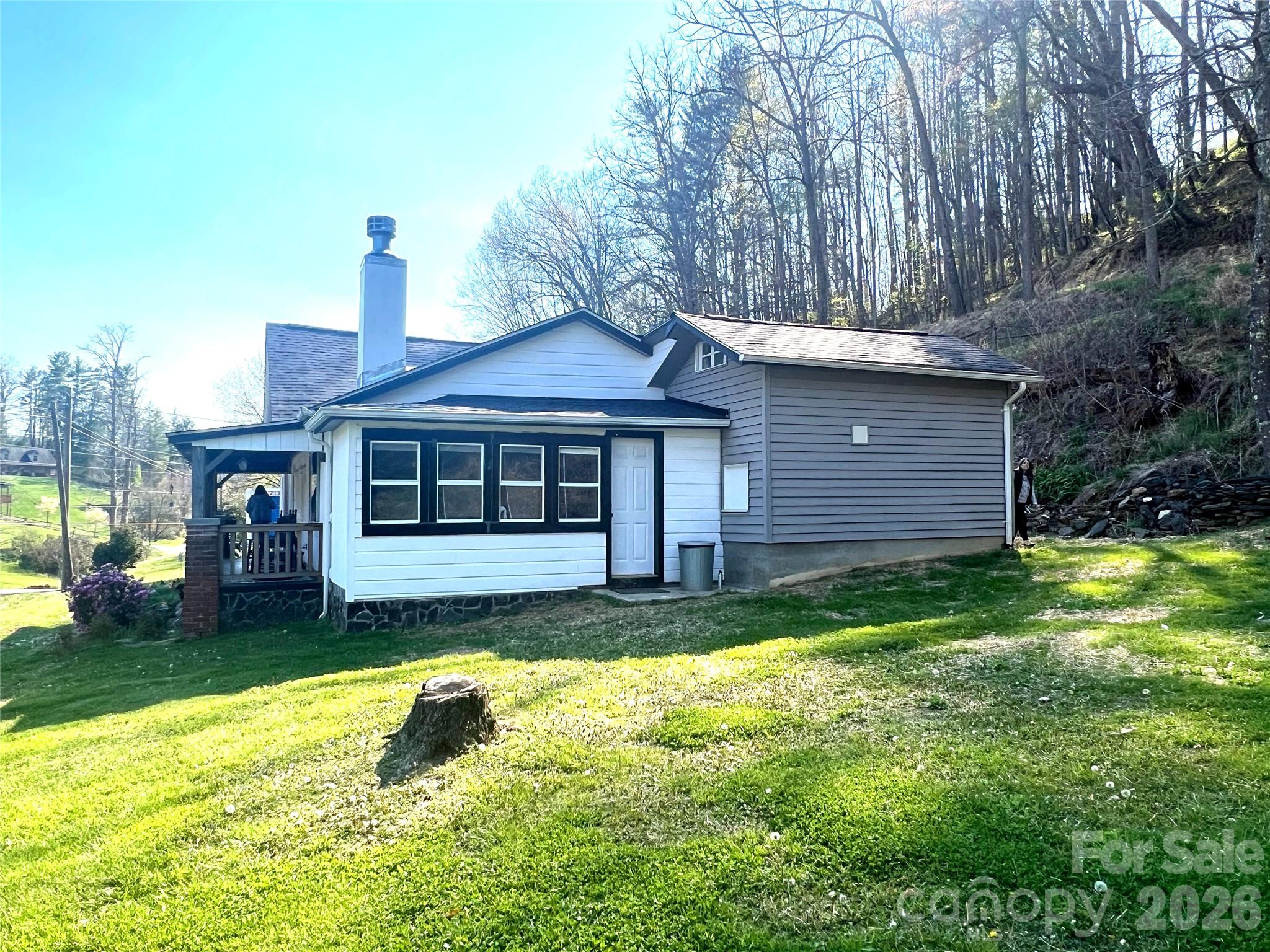 1029 Jacks Creek Road — Burnsville