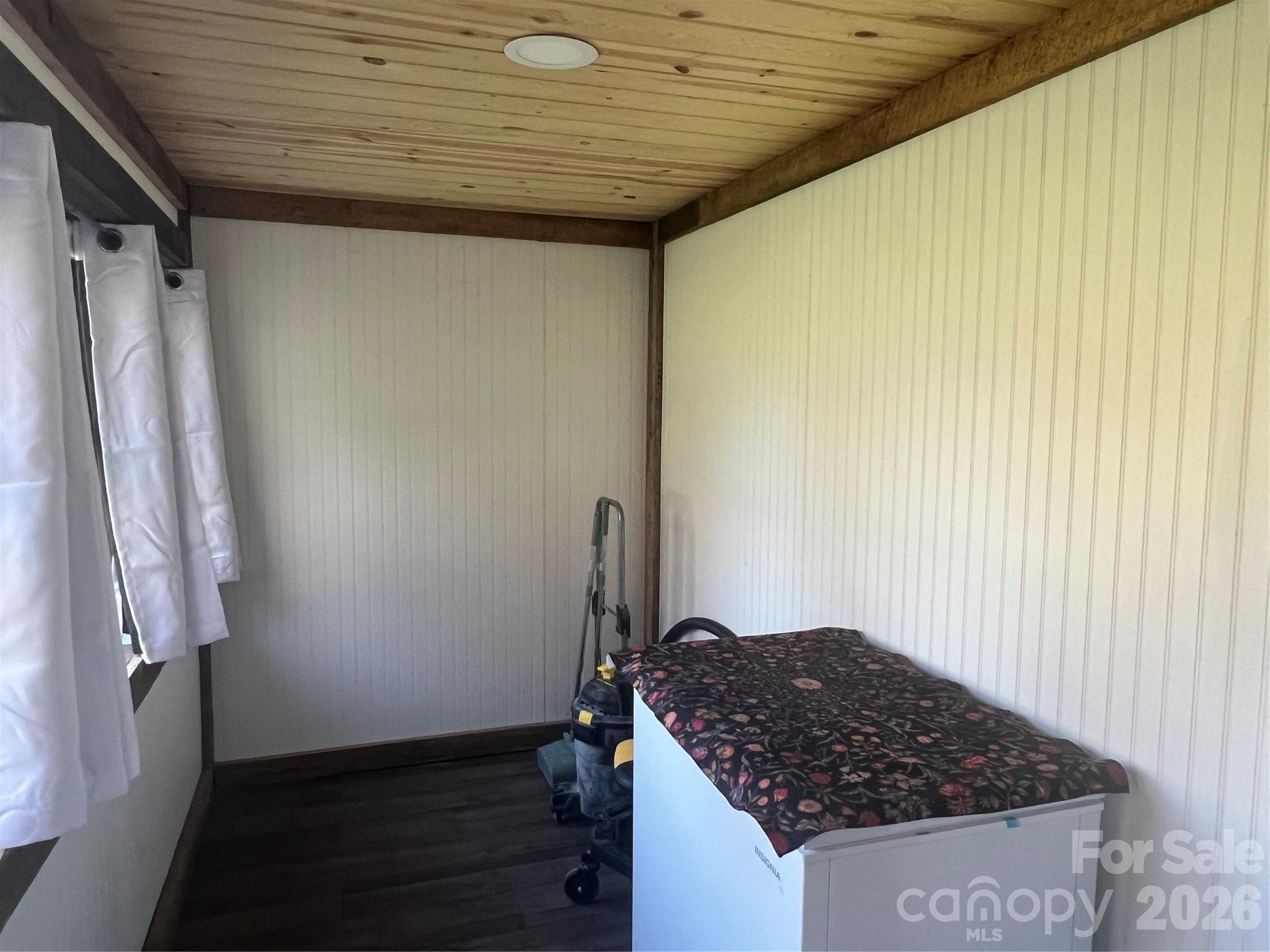 1029 Jacks Creek Road — Burnsville