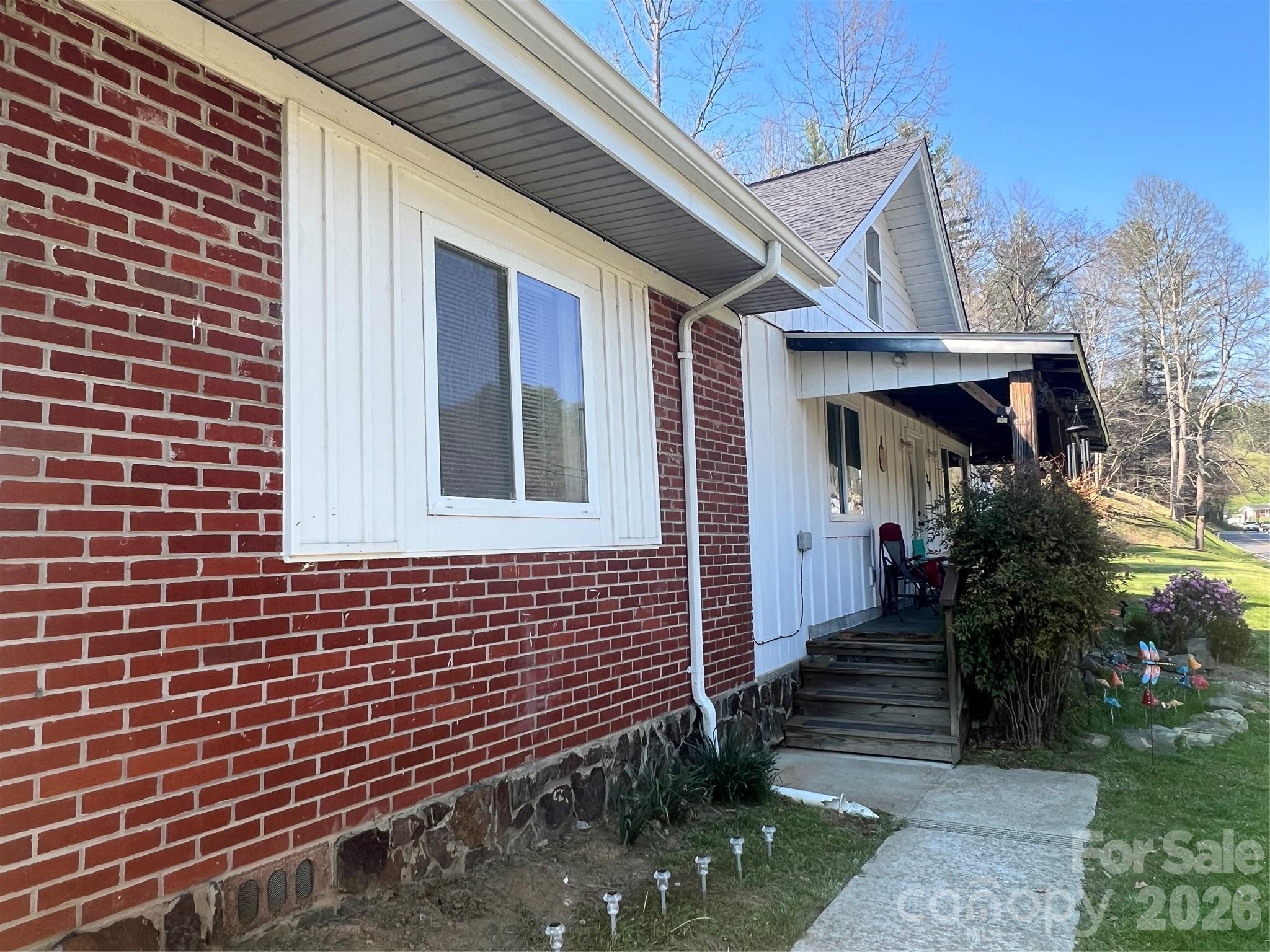 1029 Jacks Creek Road — Burnsville