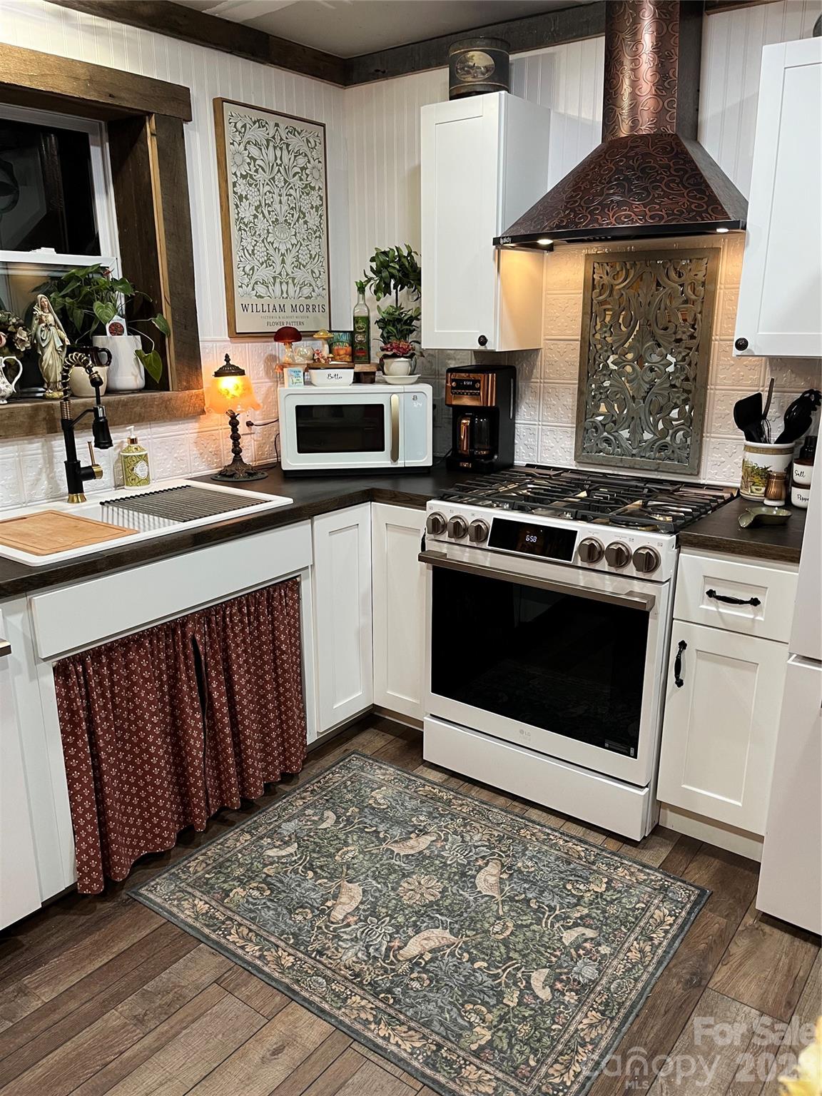 1029 Jacks Creek Road — Burnsville