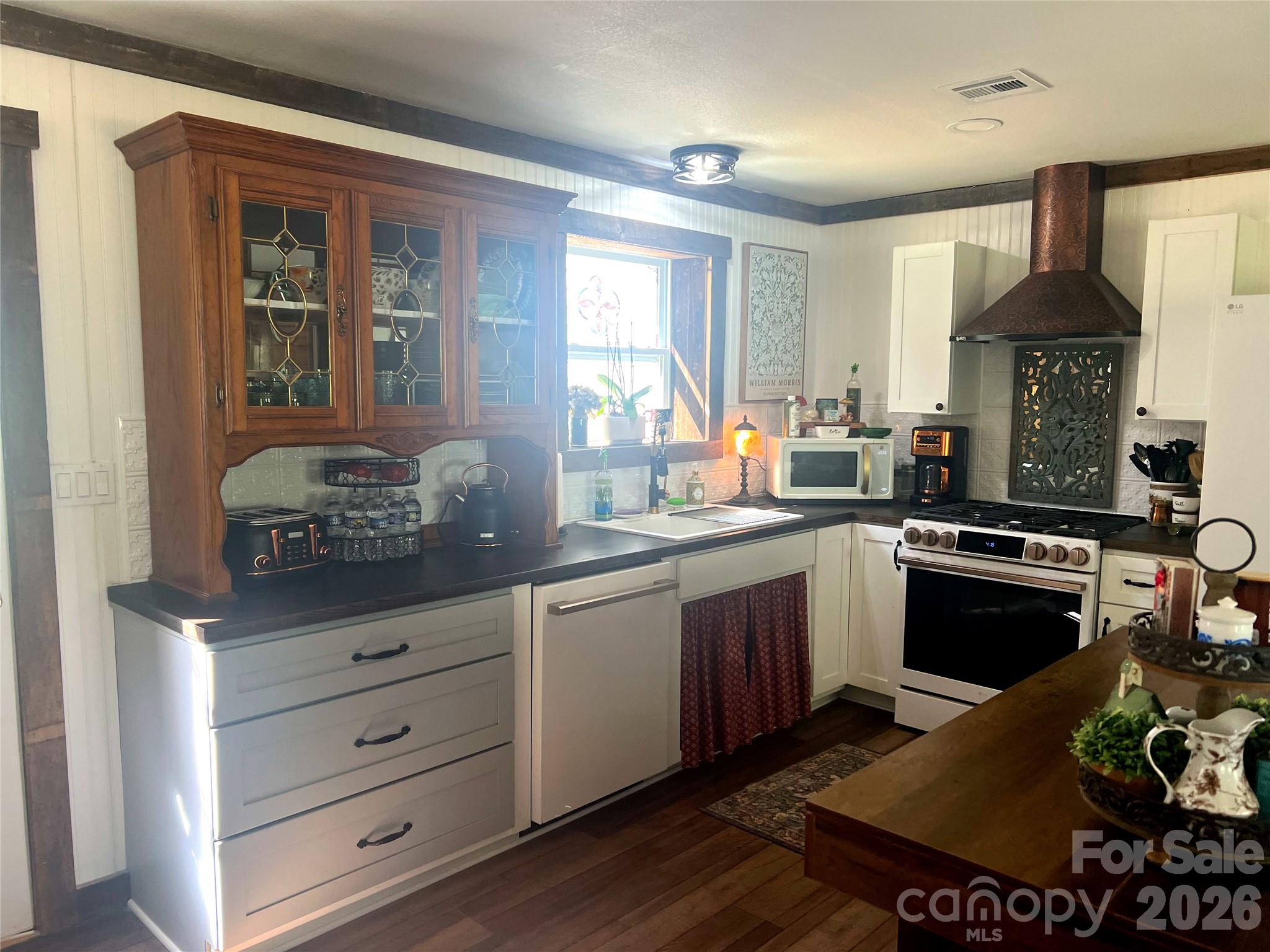 1029 Jacks Creek Road — Burnsville