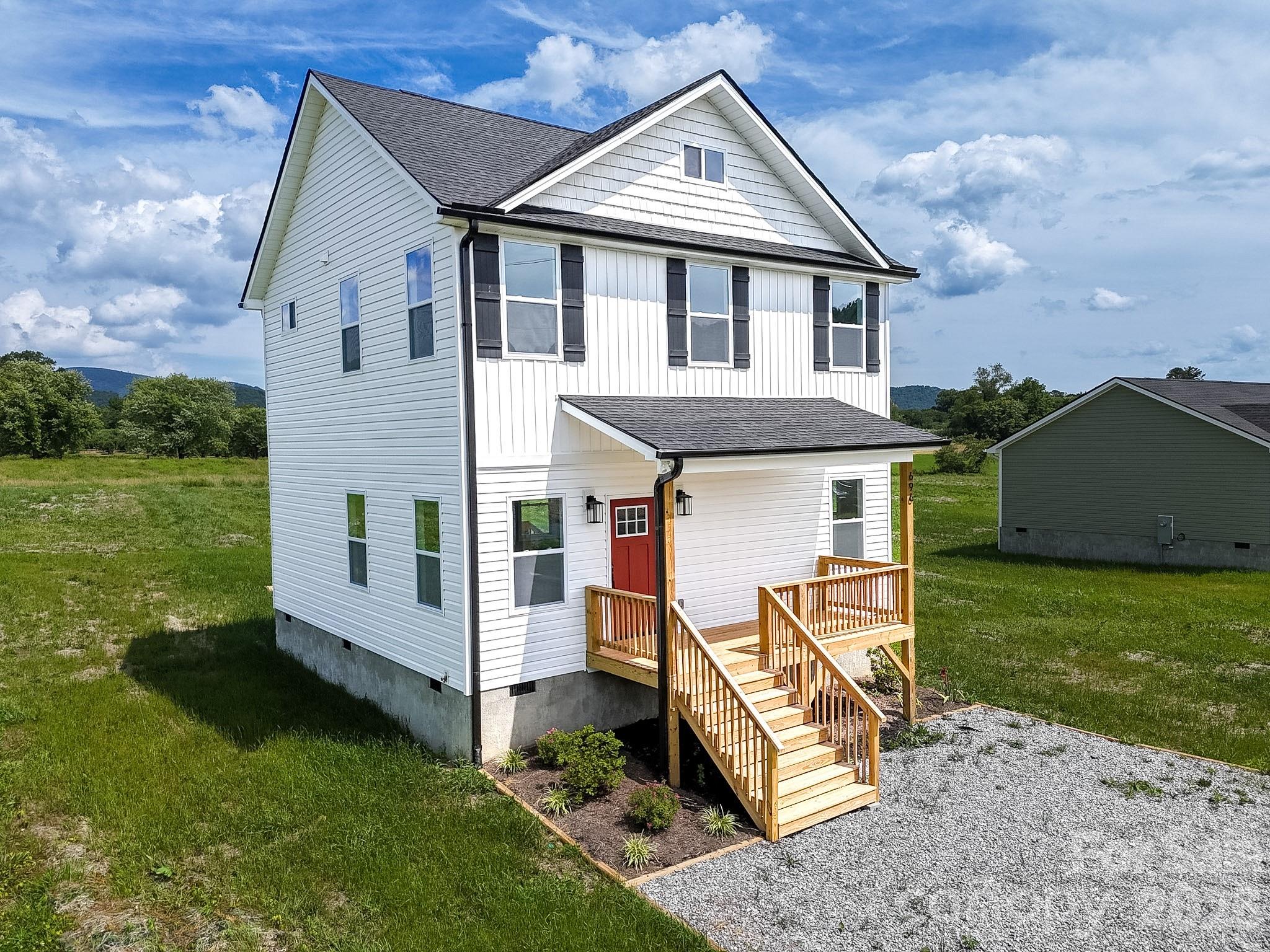696 Beehive Road — Hendersonville