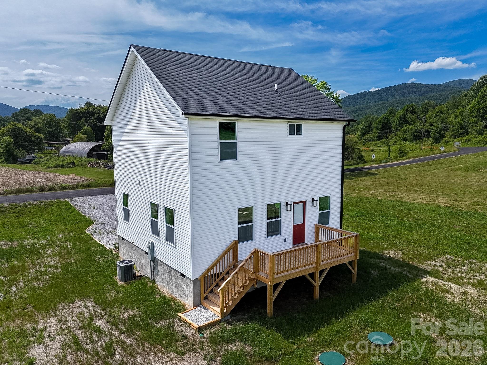 696 Beehive Road — Hendersonville