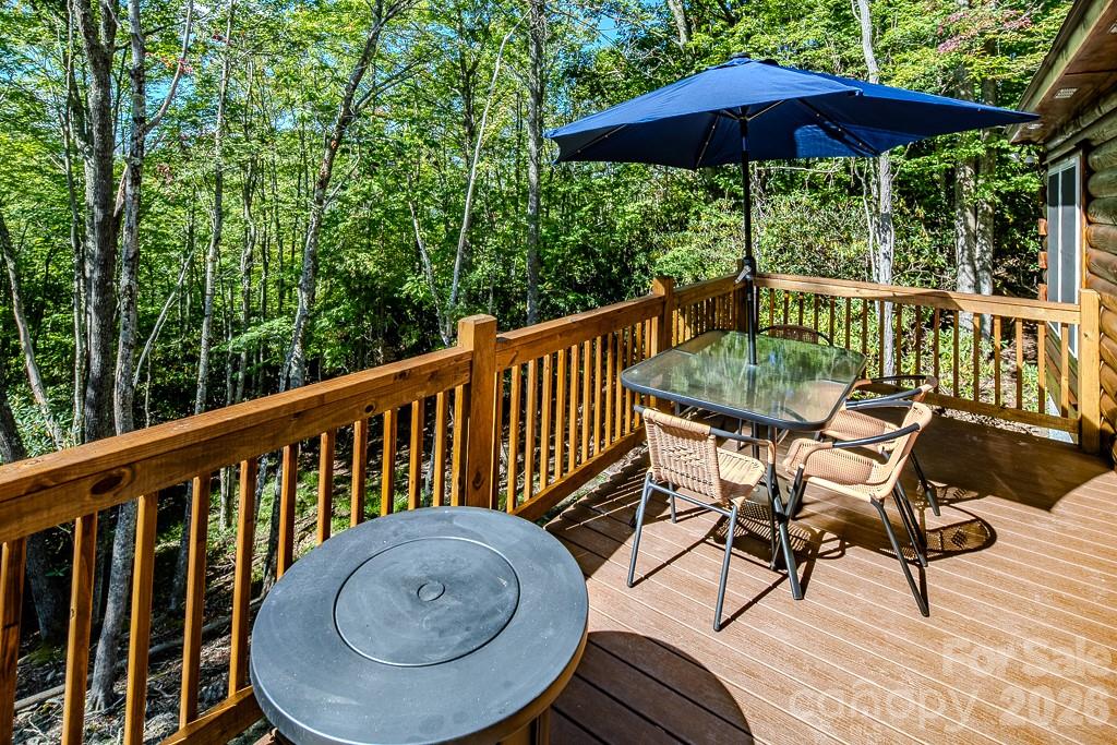 225 Oak Road — Beech Mountain