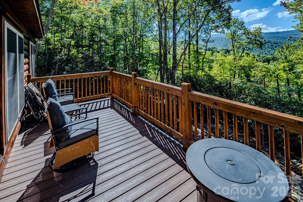 225 Oak Road — Beech Mountain