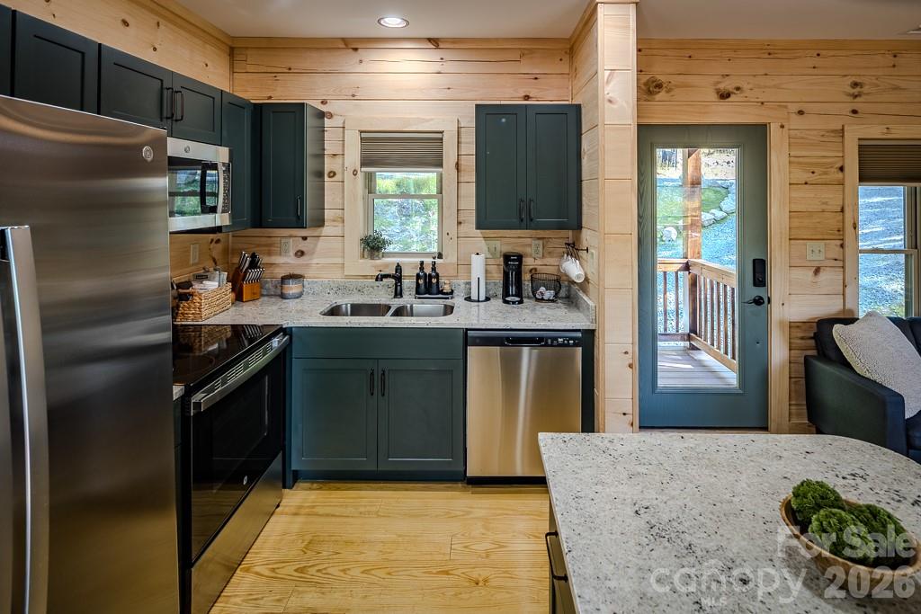 225 Oak Road — Beech Mountain
