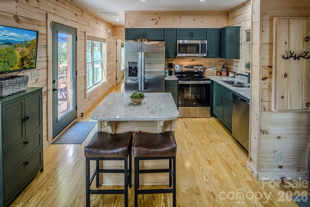225 Oak Road — Beech Mountain
