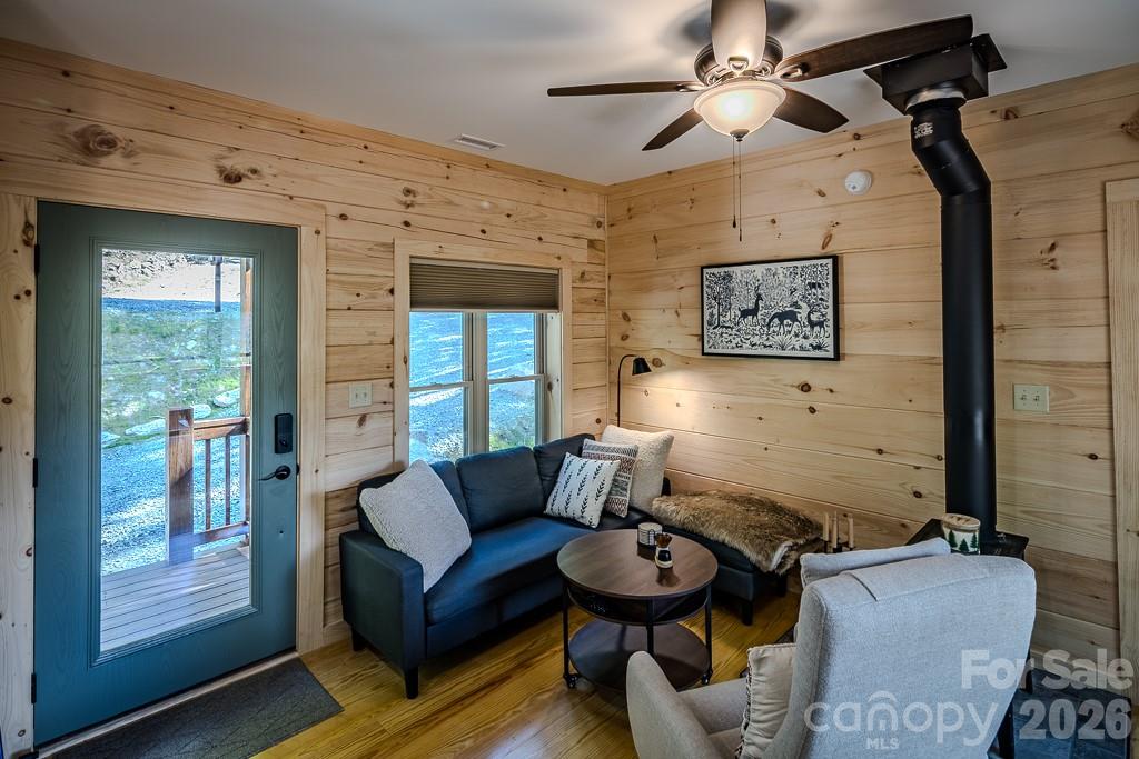 225 Oak Road — Beech Mountain