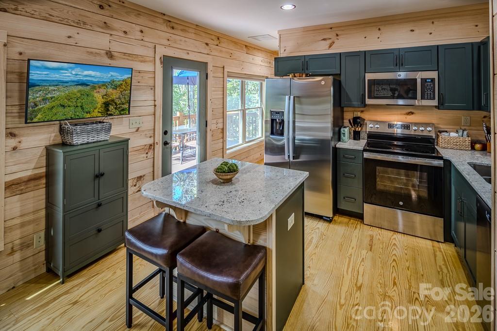225 Oak Road — Beech Mountain