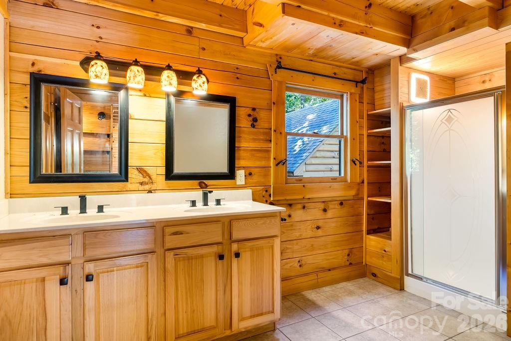 447 Hidden Lake Parkway — Nebo