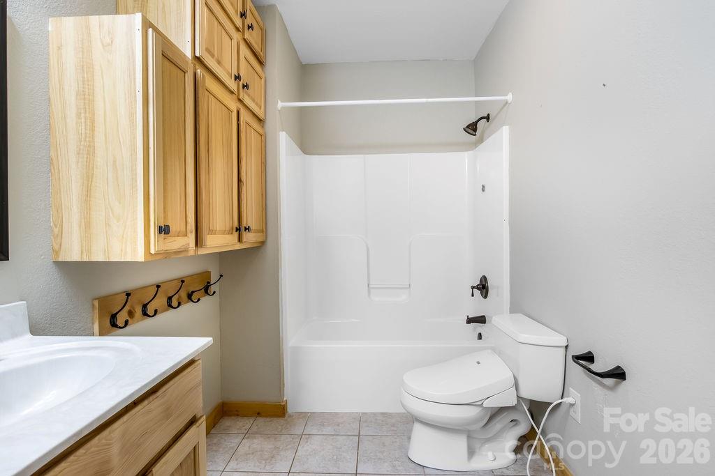 447 Hidden Lake Parkway — Nebo