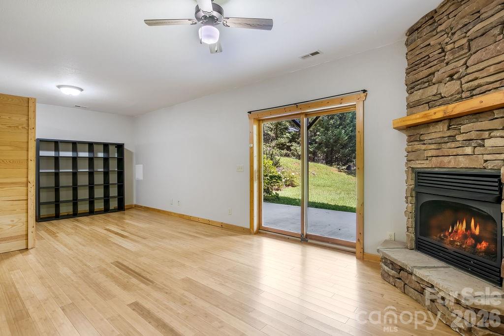447 Hidden Lake Parkway — Nebo