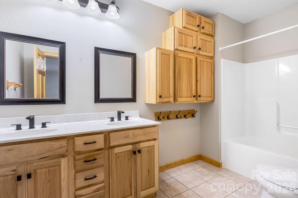 447 Hidden Lake Parkway — Nebo