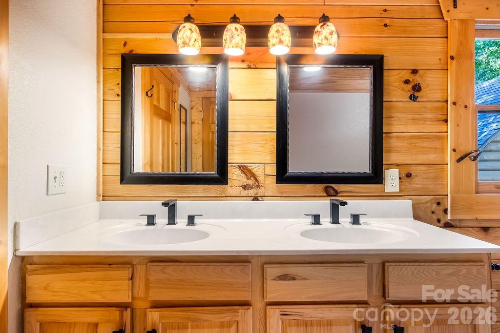 447 Hidden Lake Parkway — Nebo
