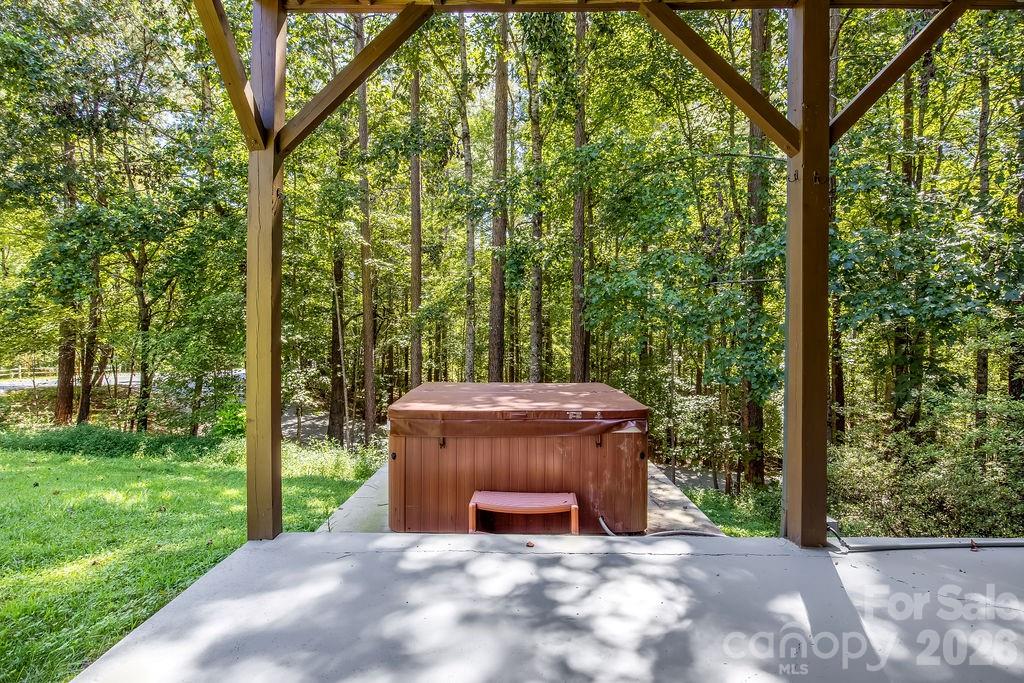 447 Hidden Lake Parkway — Nebo