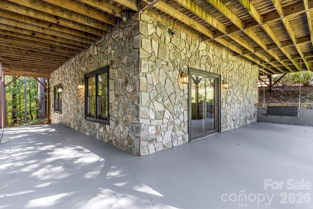 447 Hidden Lake Parkway — Nebo