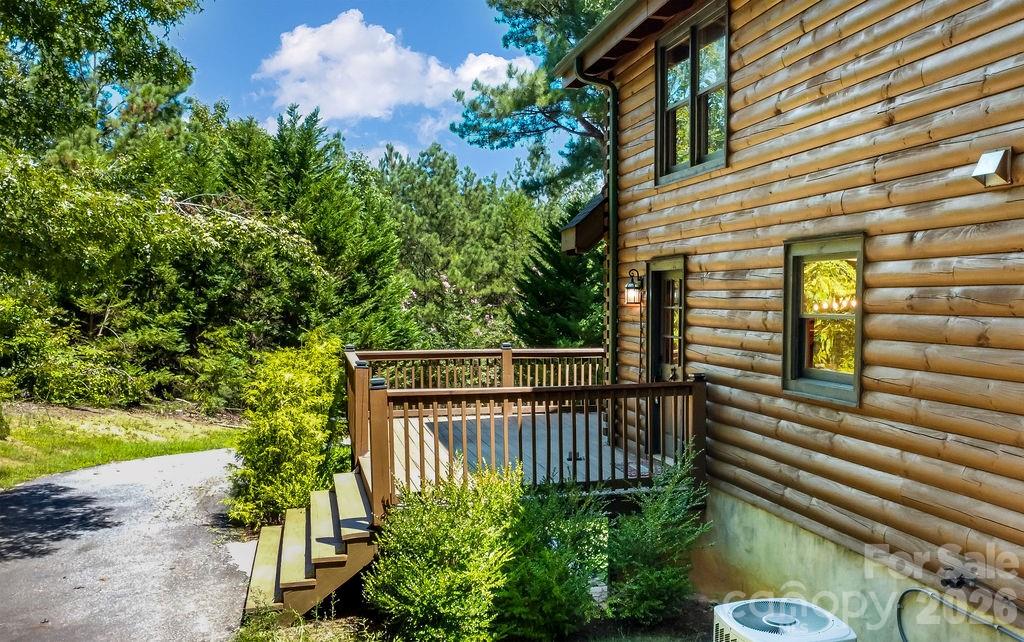 447 Hidden Lake Parkway — Nebo